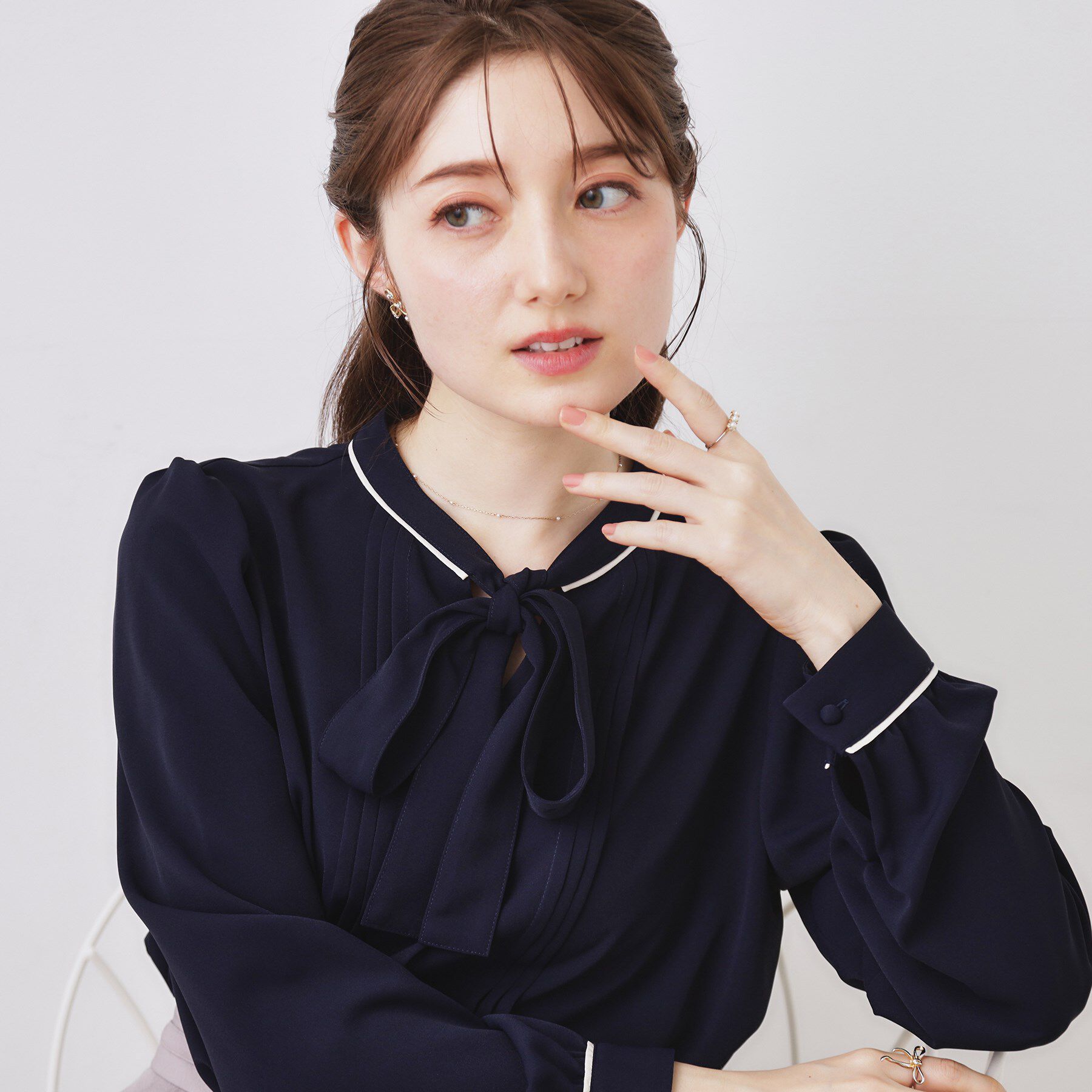 Couture broach「【ハレの日・通勤】配色タックタイブラウス」|シャツ・ブラウス|ネイビー(594)