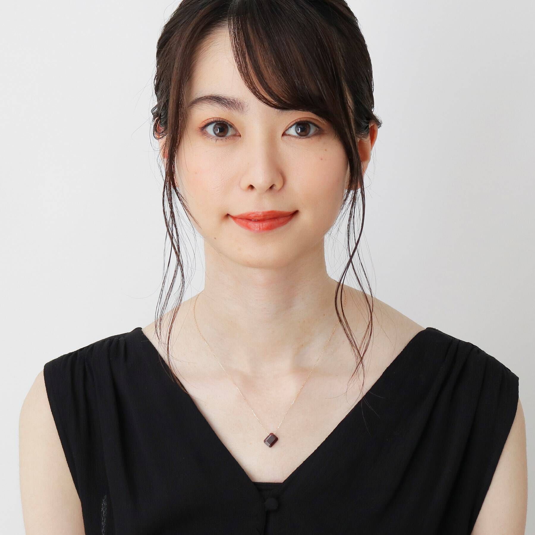 COCOSHNIK「カラーストーン（ガーネット）ティルト　ネックレス」|ネックレス|