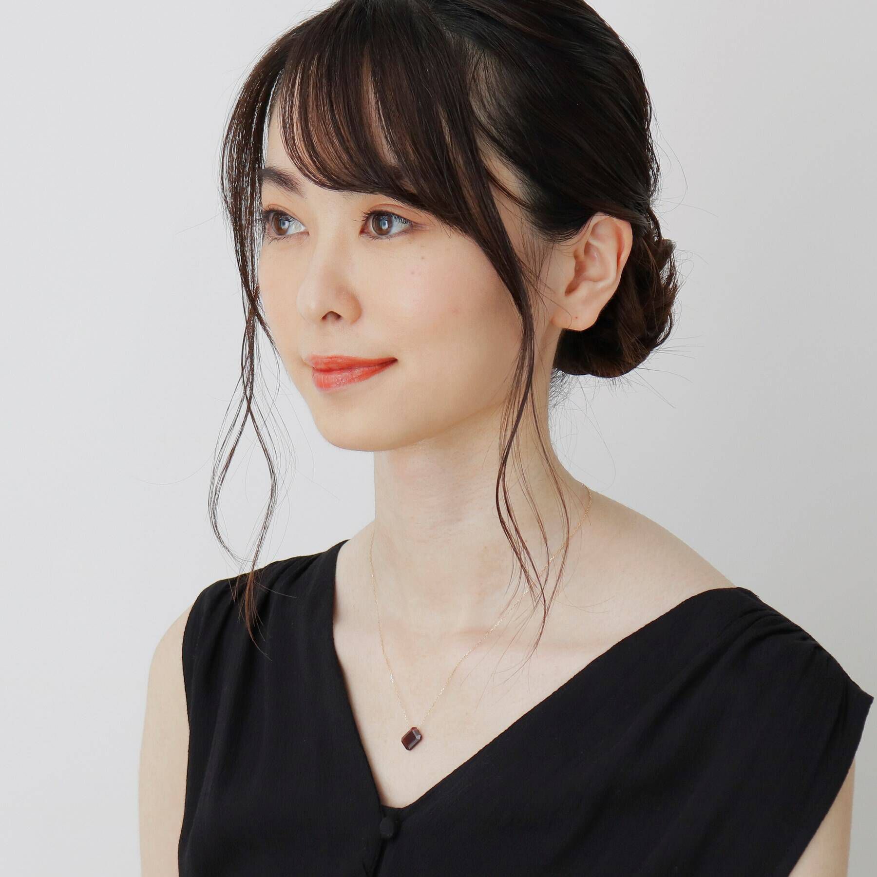 COCOSHNIK「カラーストーン（ガーネット）ティルト　ネックレス」|ネックレス|