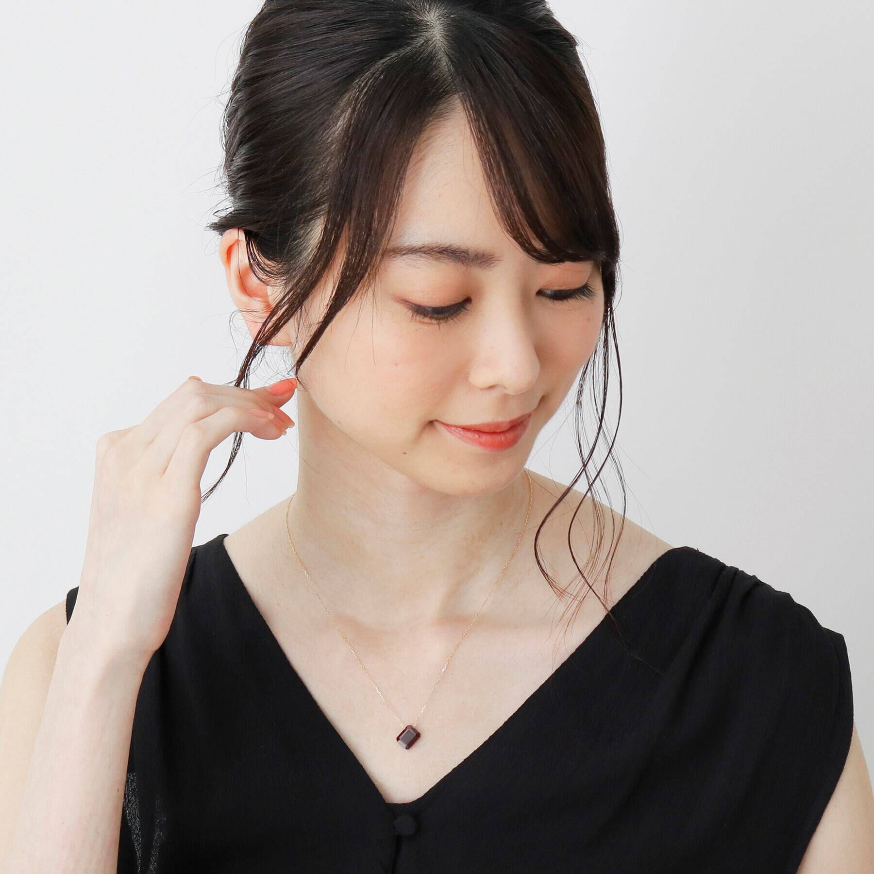 COCOSHNIK「カラーストーン（ガーネット）ティルト　ネックレス」|ネックレス|