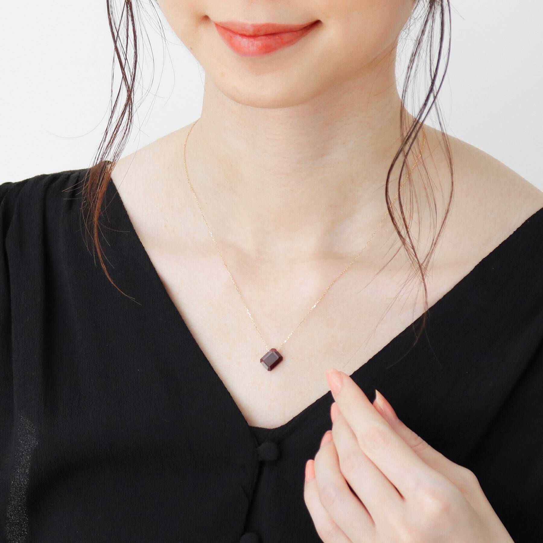 COCOSHNIK「カラーストーン（ガーネット）ティルト　ネックレス」|ネックレス|
