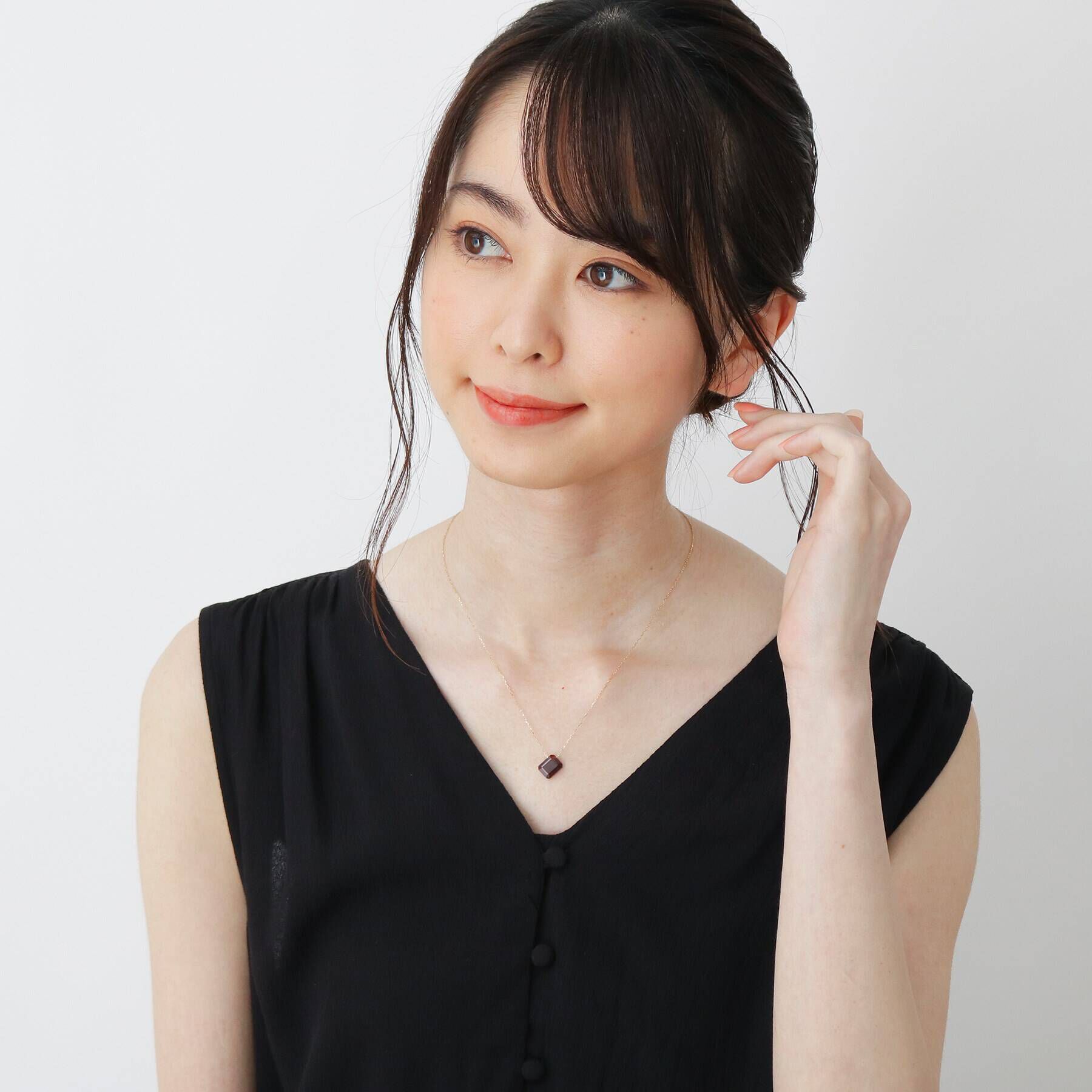 COCOSHNIK「カラーストーン（ガーネット）ティルト　ネックレス」|ネックレス|