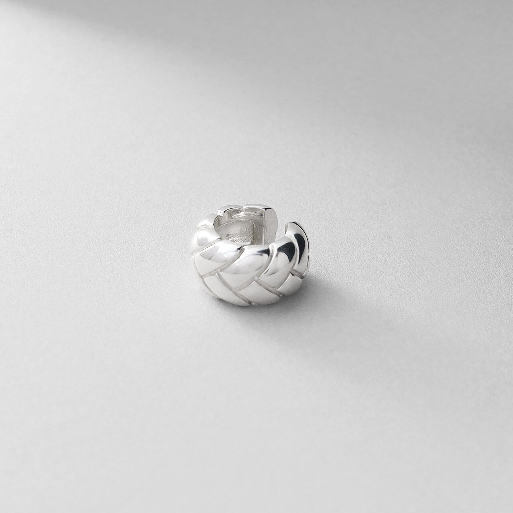 COCOSHNIK ONKITSCH「シルバー ブリックモチーフ イヤーカフ」|イヤリング|