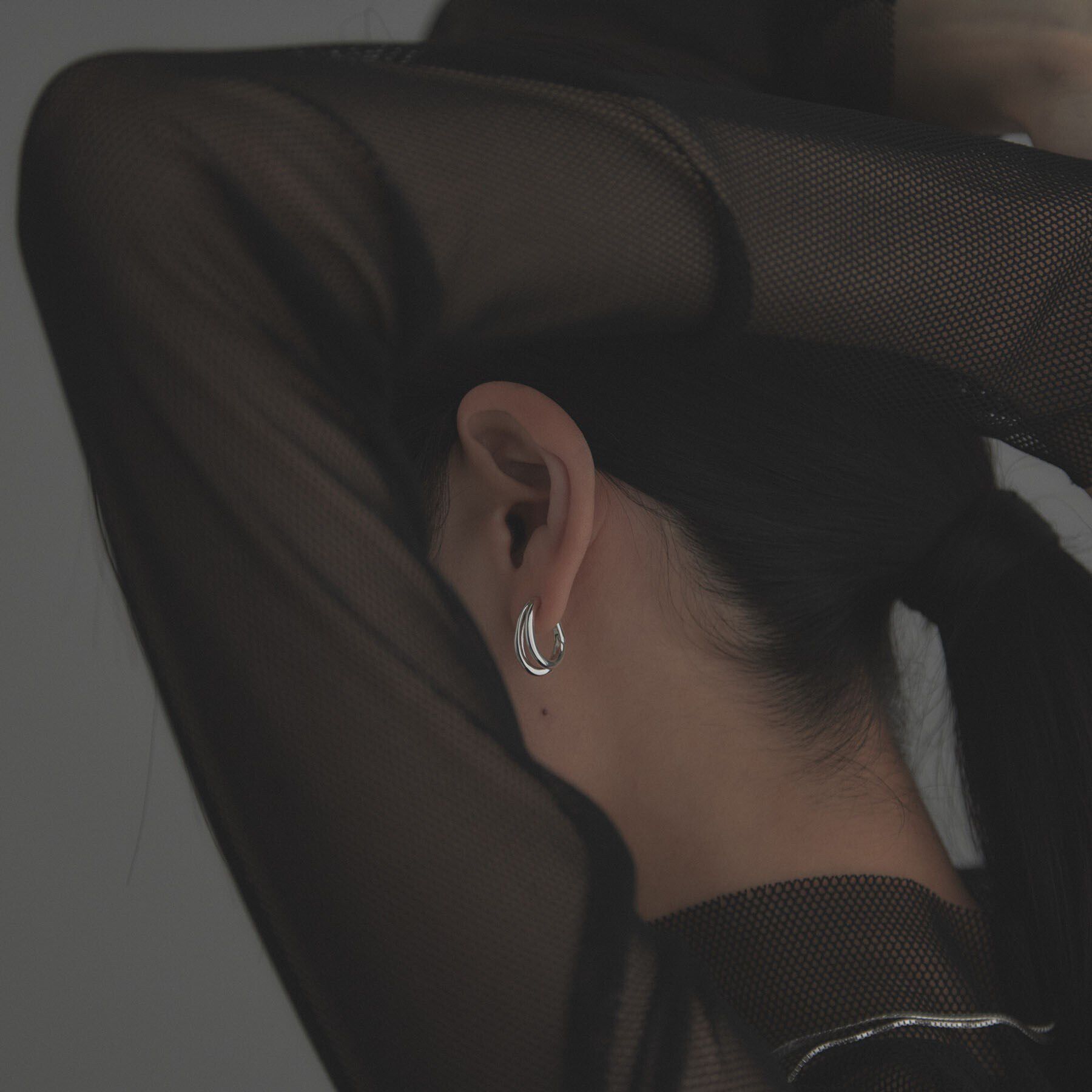 COCOSHNIK ONKITSCH「シルバー ハギーイヤリング ダブルフープ」|イヤリング|