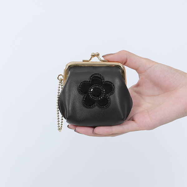 MARY QUANT「シンプルデイジーマーク２ ガマ口ポーチミニ」|ポーチ|ブラック