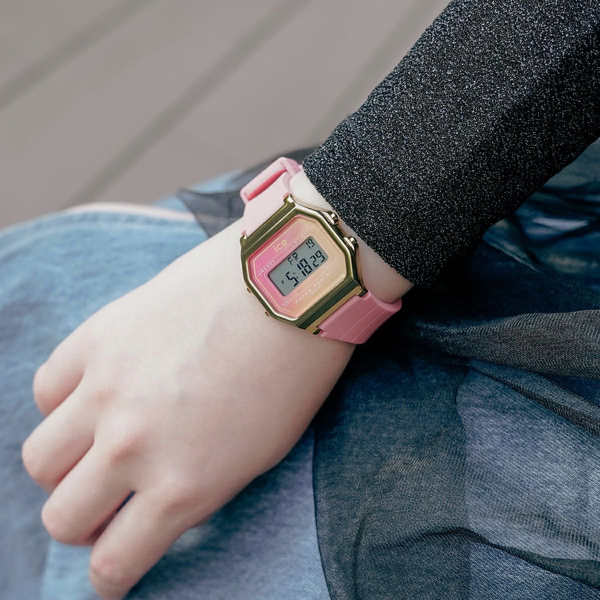 ICE-WATCH「〈ICE-WATCH(ｱｲｽｳｫｯﾁ)〉ICE digit retro ｺｰﾗﾙﾄﾞﾘｰﾑｽｹｰﾌﾟ ｽﾓｰﾙ」|腕時計|