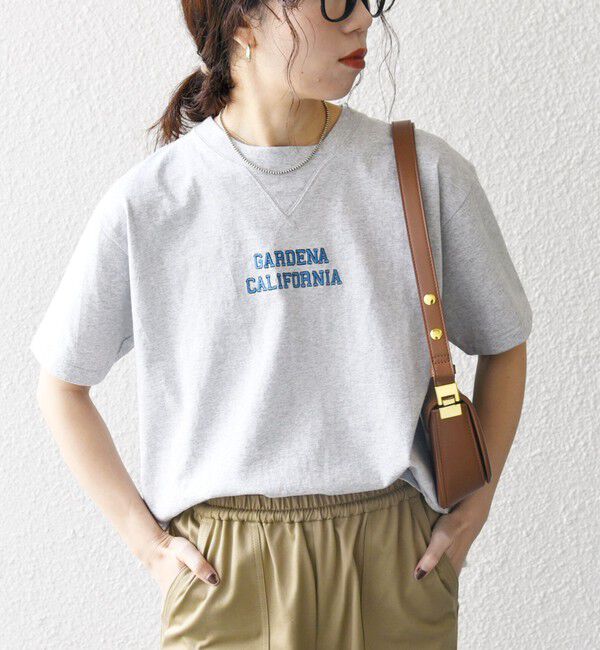SHIPS any「【SHIPS any別注】Collegiate Pacific:〈洗濯機可能〉V ガゼット プリント & 刺繍 Tシャツ 25SS」|Tシャツ・カットソー|