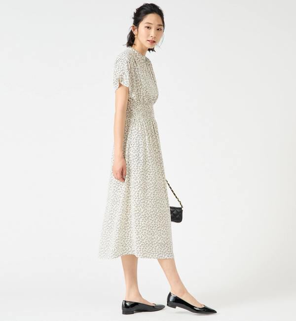 TIARA「モノトーンリーフプリントシャーリングワンピース」|ワンピース|
