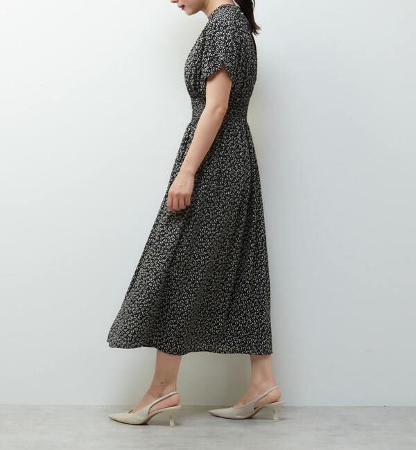 TIARA「モノトーンリーフプリントシャーリングワンピース」|ワンピース|