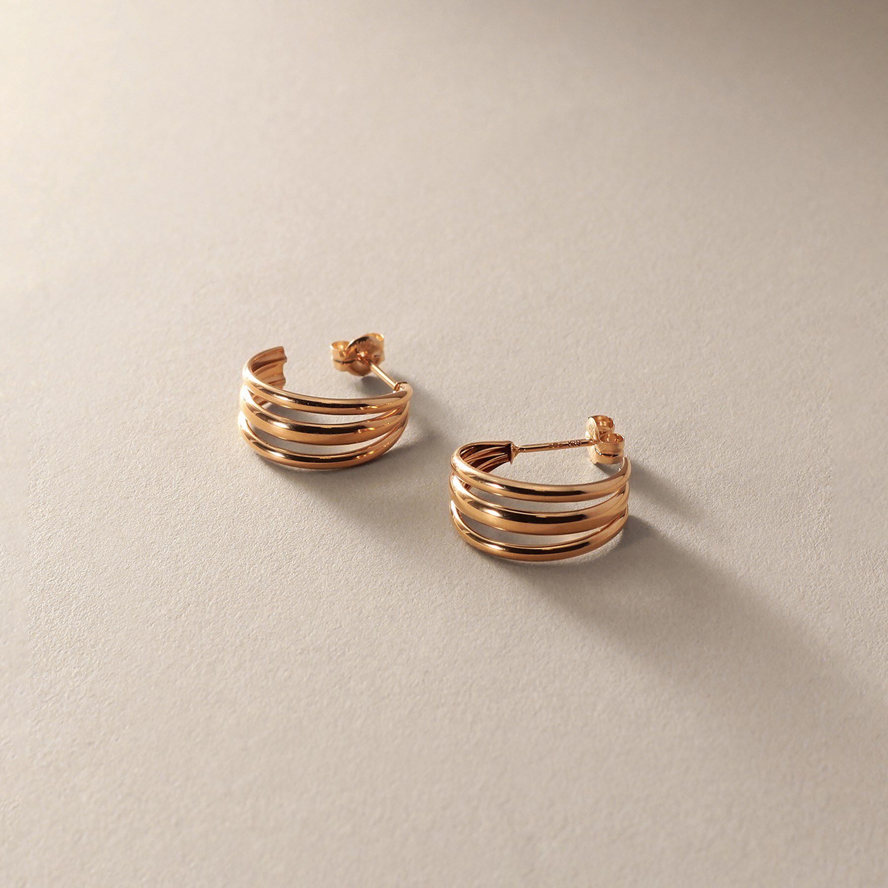 COCOSHNIK「K10甲丸トリプルフープ ピアス」|ピアス|イエローゴールド(1