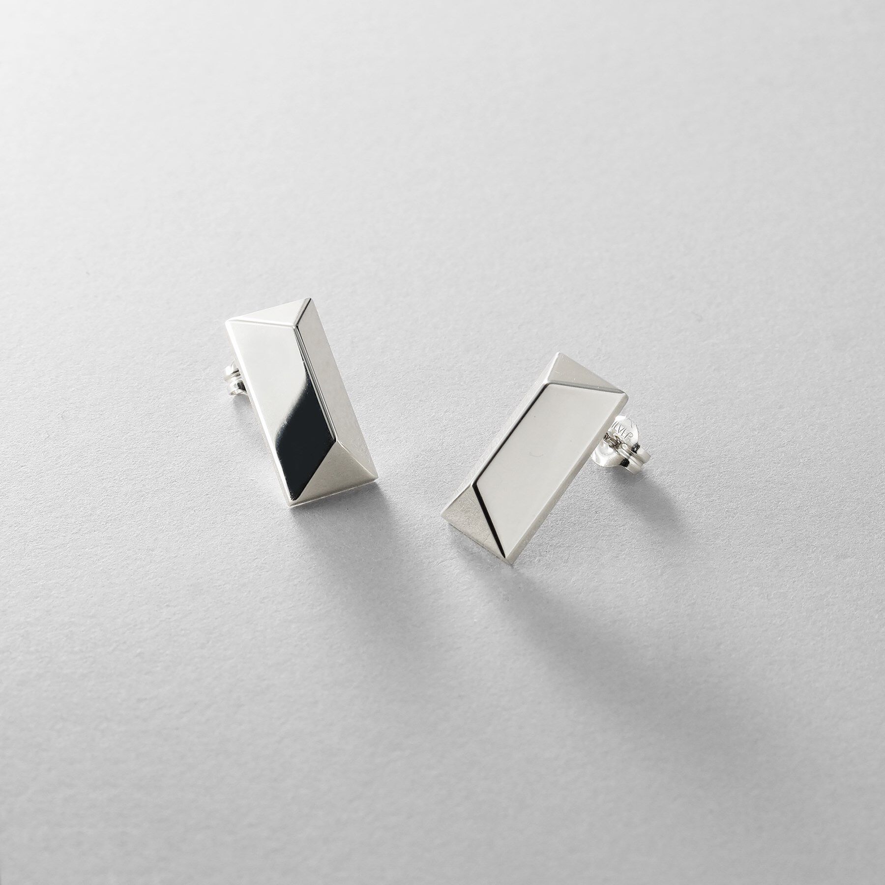 COCOSHNIK ONKITSCH「シルバー ロングピラミッド スタッドピアス」|ピアス|