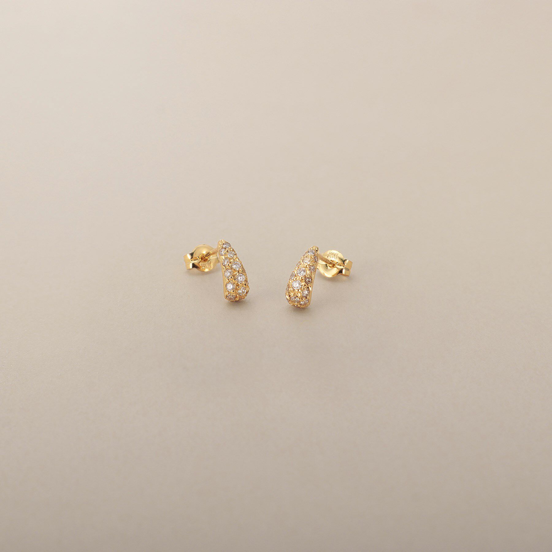 COCOSHNIK「K18ダイヤモンド ペアシェイプカーブライン スタッドピアス」|ピアス|