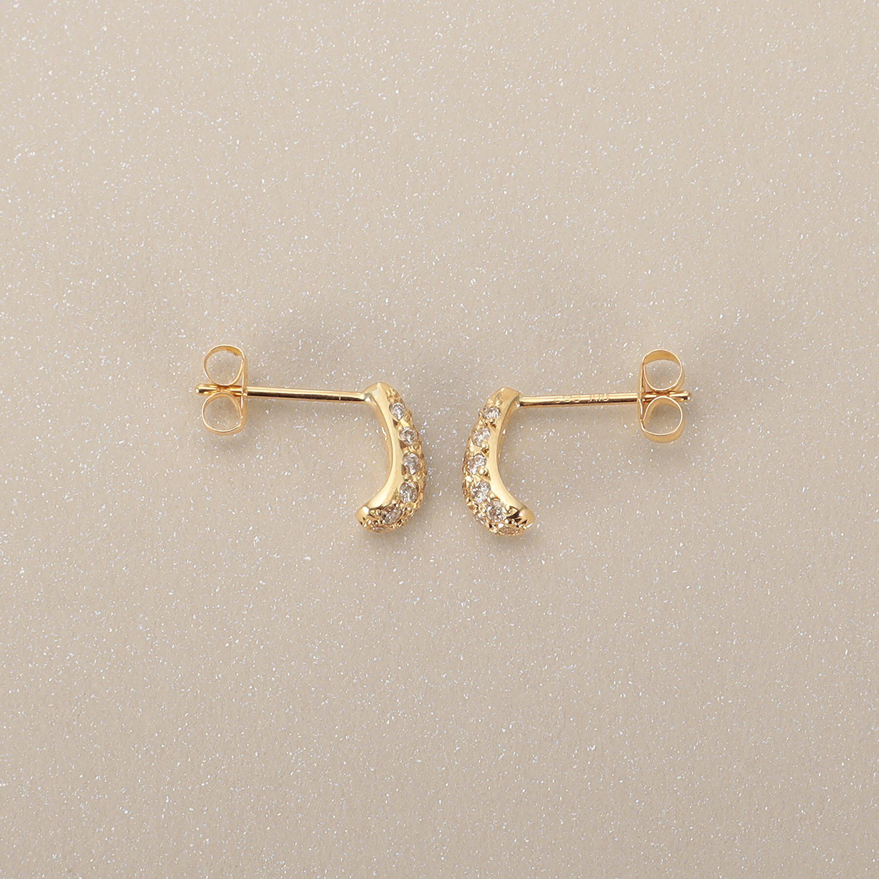 COCOSHNIK「K18ダイヤモンド ペアシェイプカーブライン スタッドピアス」|ピアス|