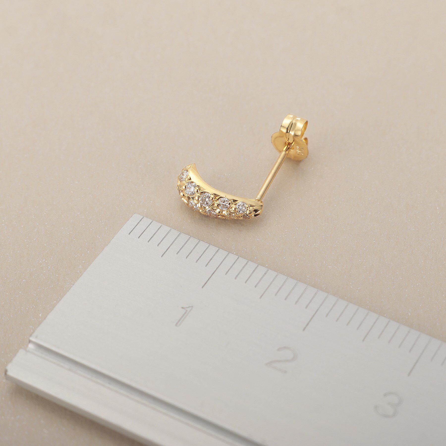 COCOSHNIK「K18ダイヤモンド ペアシェイプカーブライン スタッドピアス」|ピアス|