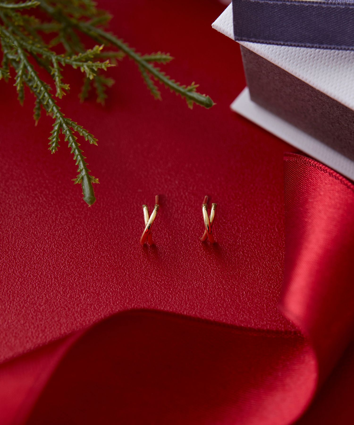 Phoebe「【 K10 】クロッシングピアス/BOX付き」|ピアス|ゴールド