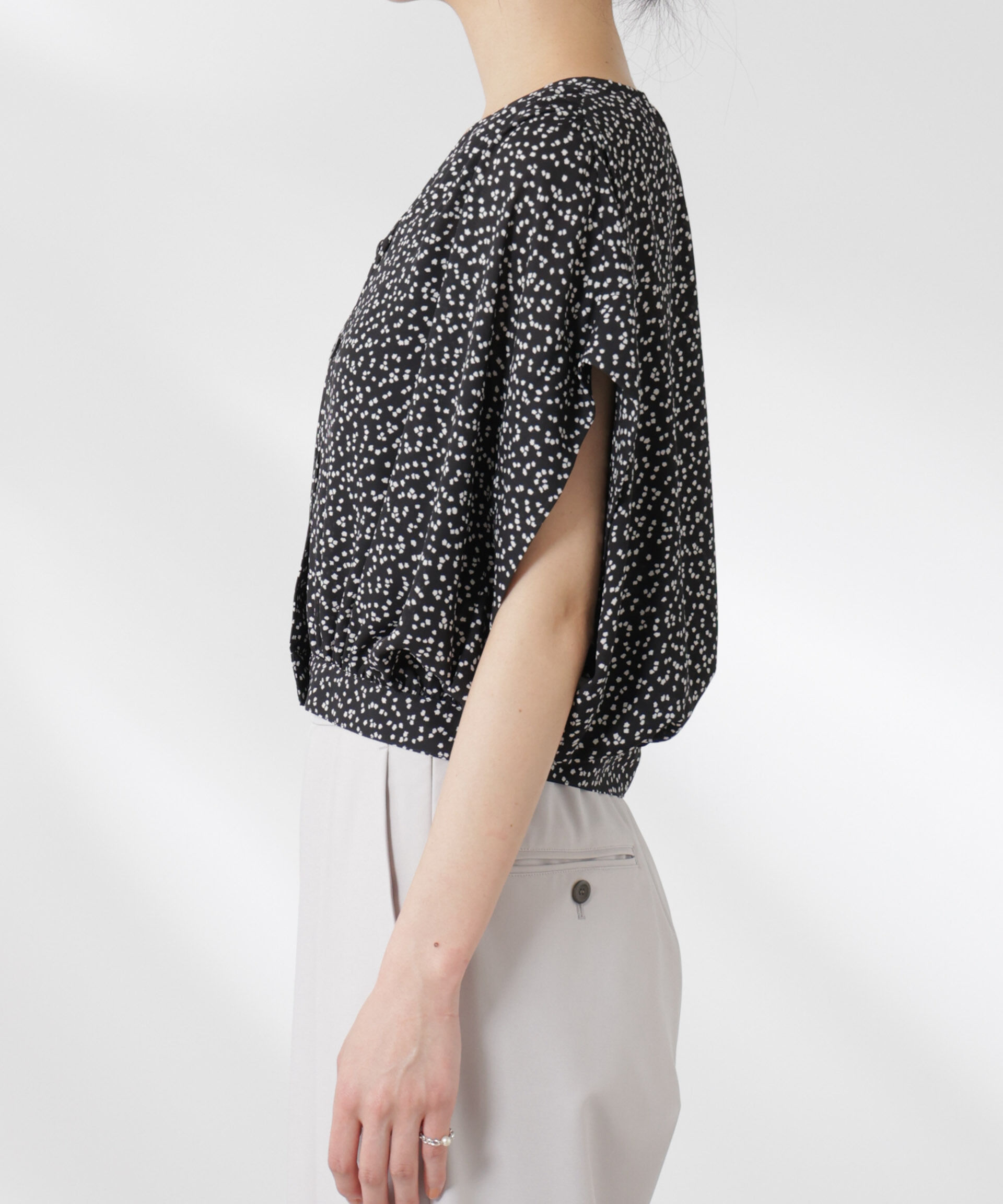 nano･universe「ランダムドットショート丈Vネックブラウス」|シャツ・ブラウス|