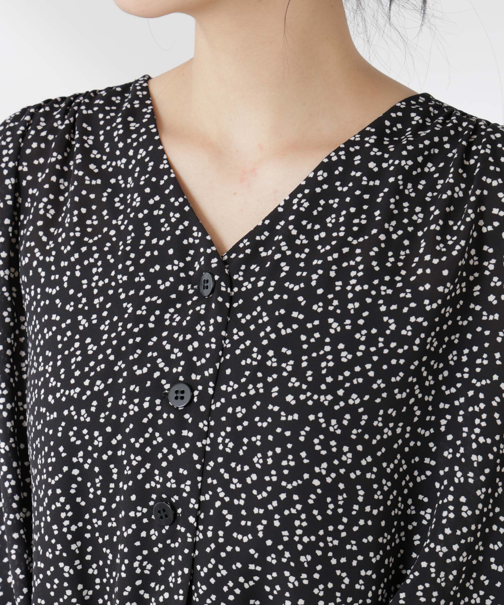 nano･universe「ランダムドットショート丈Vネックブラウス」|シャツ・ブラウス|