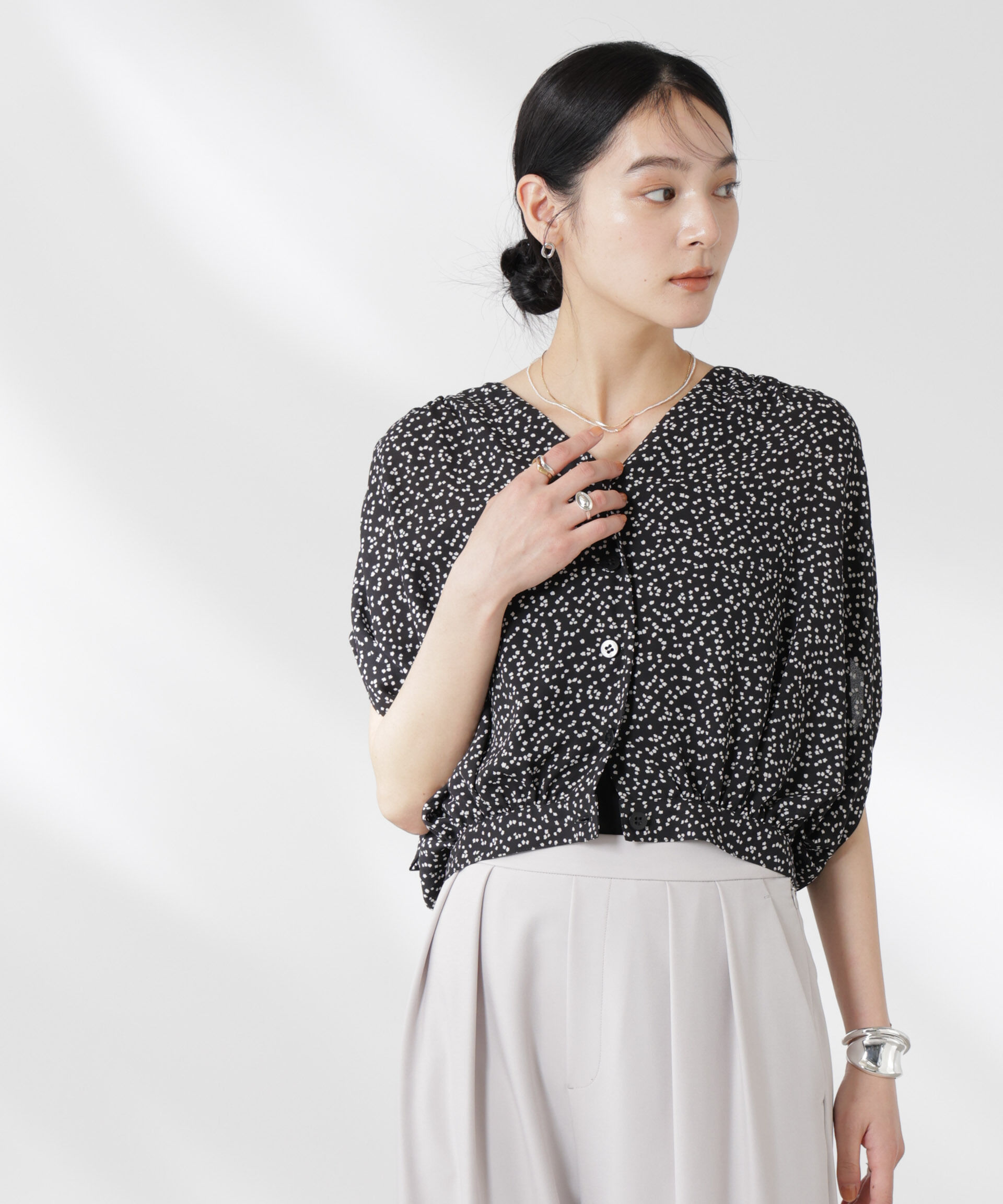 nano･universe「ランダムドットショート丈Vネックブラウス」|シャツ・ブラウス|