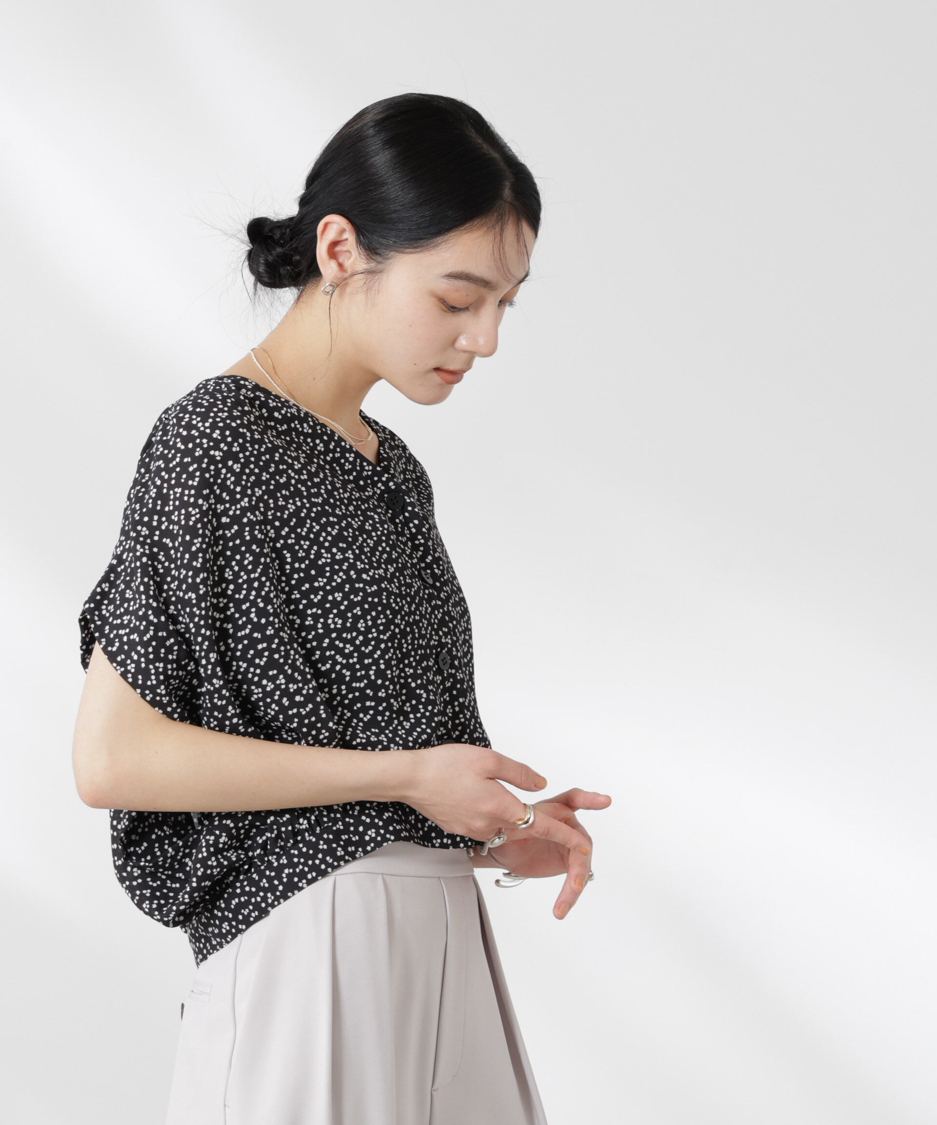 nano･universe「ランダムドットショート丈Vネックブラウス」|シャツ・ブラウス|