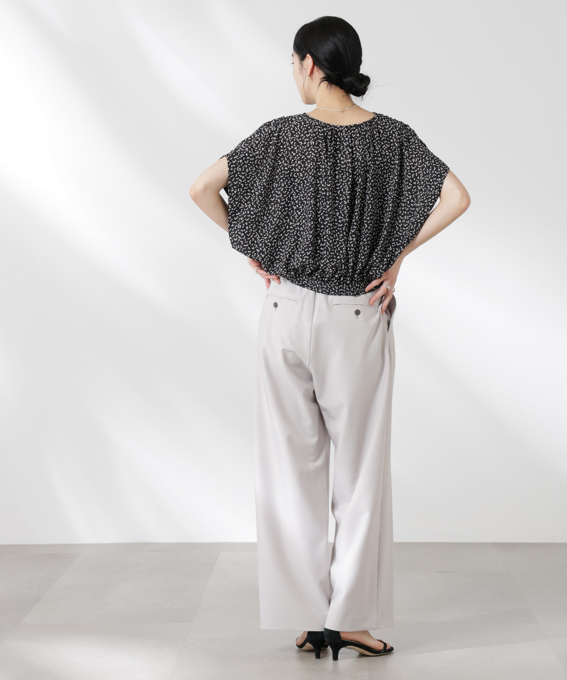 nano･universe「ランダムドットショート丈Vネックブラウス」|シャツ・ブラウス|