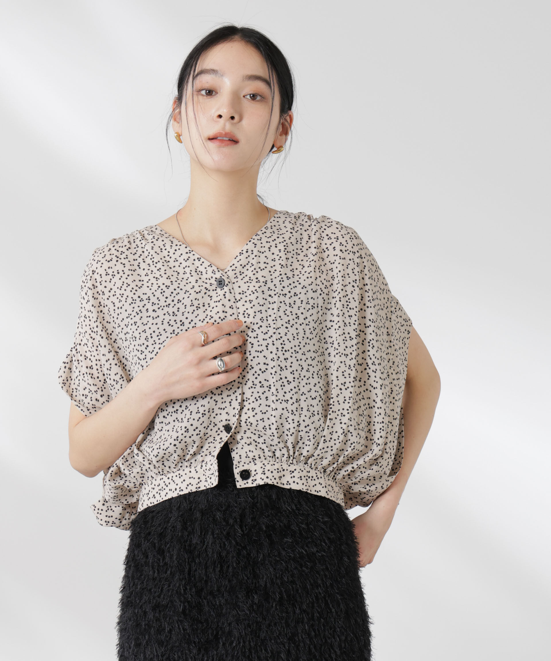 nano･universe「ランダムドットショート丈Vネックブラウス」|シャツ・ブラウス|ライトベージ 1