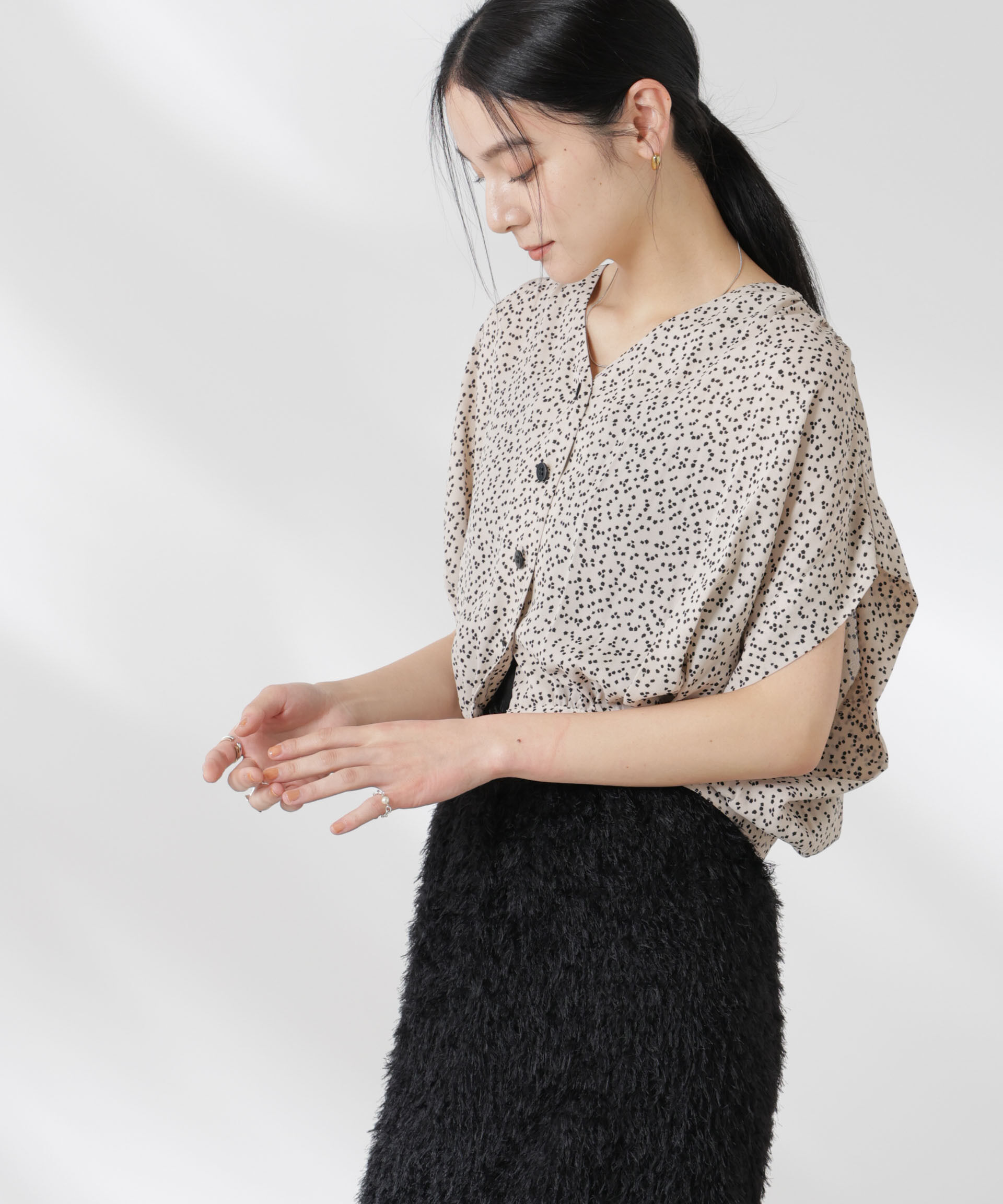 nano･universe「ランダムドットショート丈Vネックブラウス」|シャツ・ブラウス|