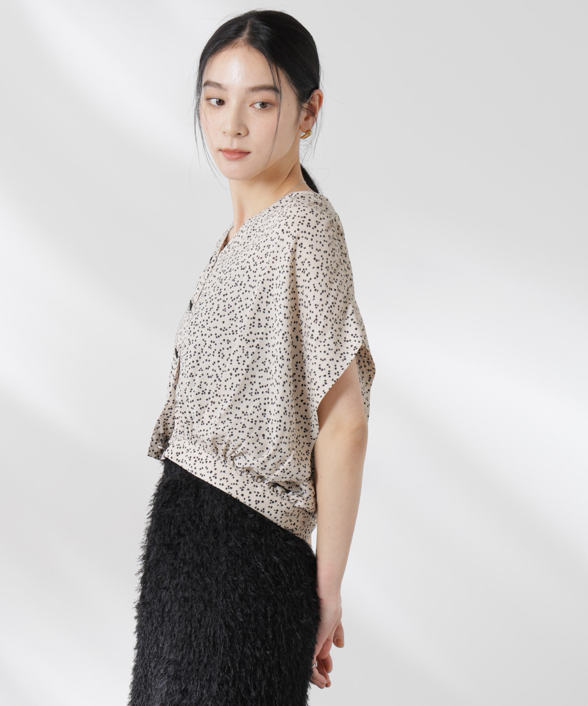 nano･universe「ランダムドットショート丈Vネックブラウス」|シャツ・ブラウス|