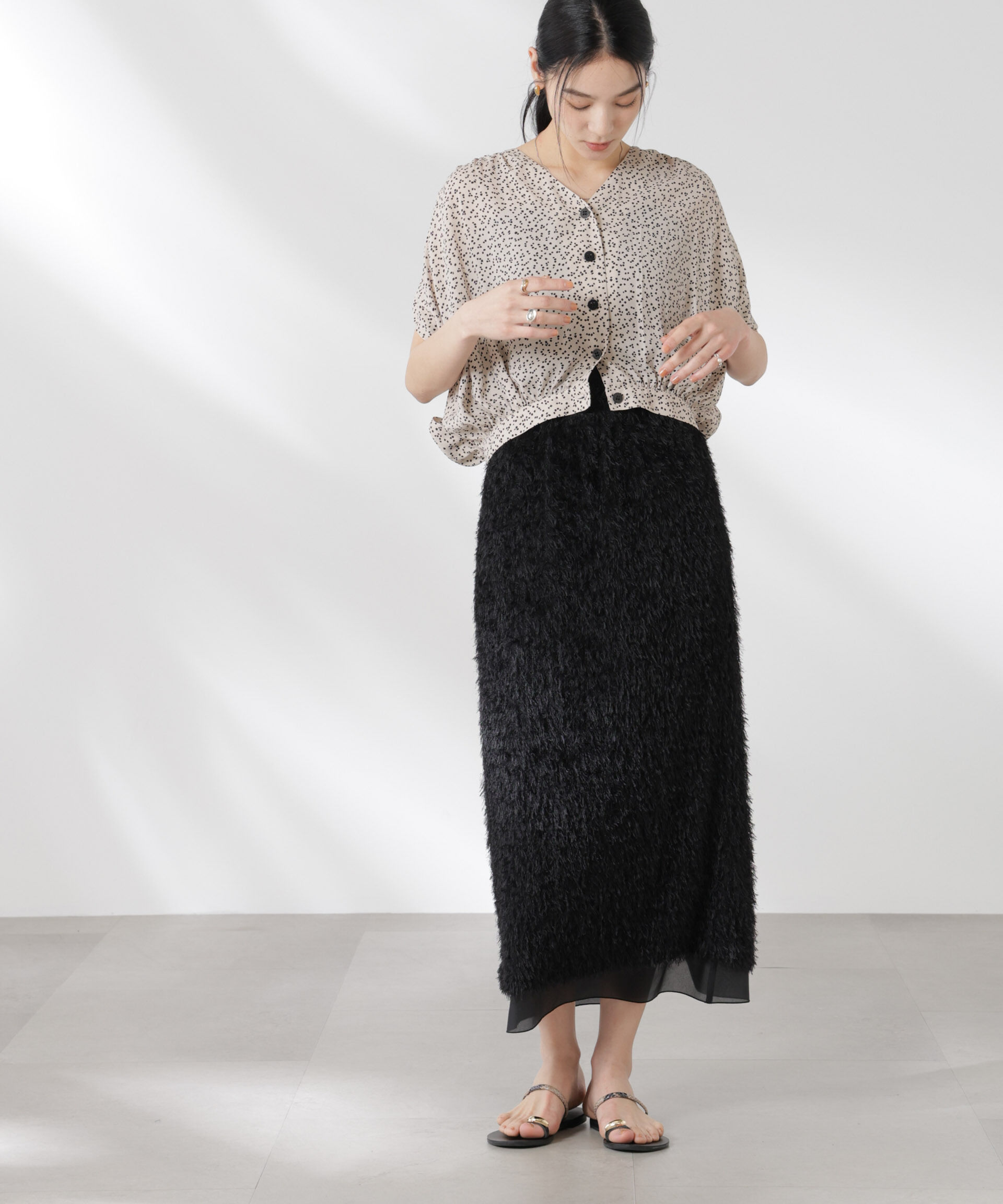 nano･universe「ランダムドットショート丈Vネックブラウス」|シャツ・ブラウス|