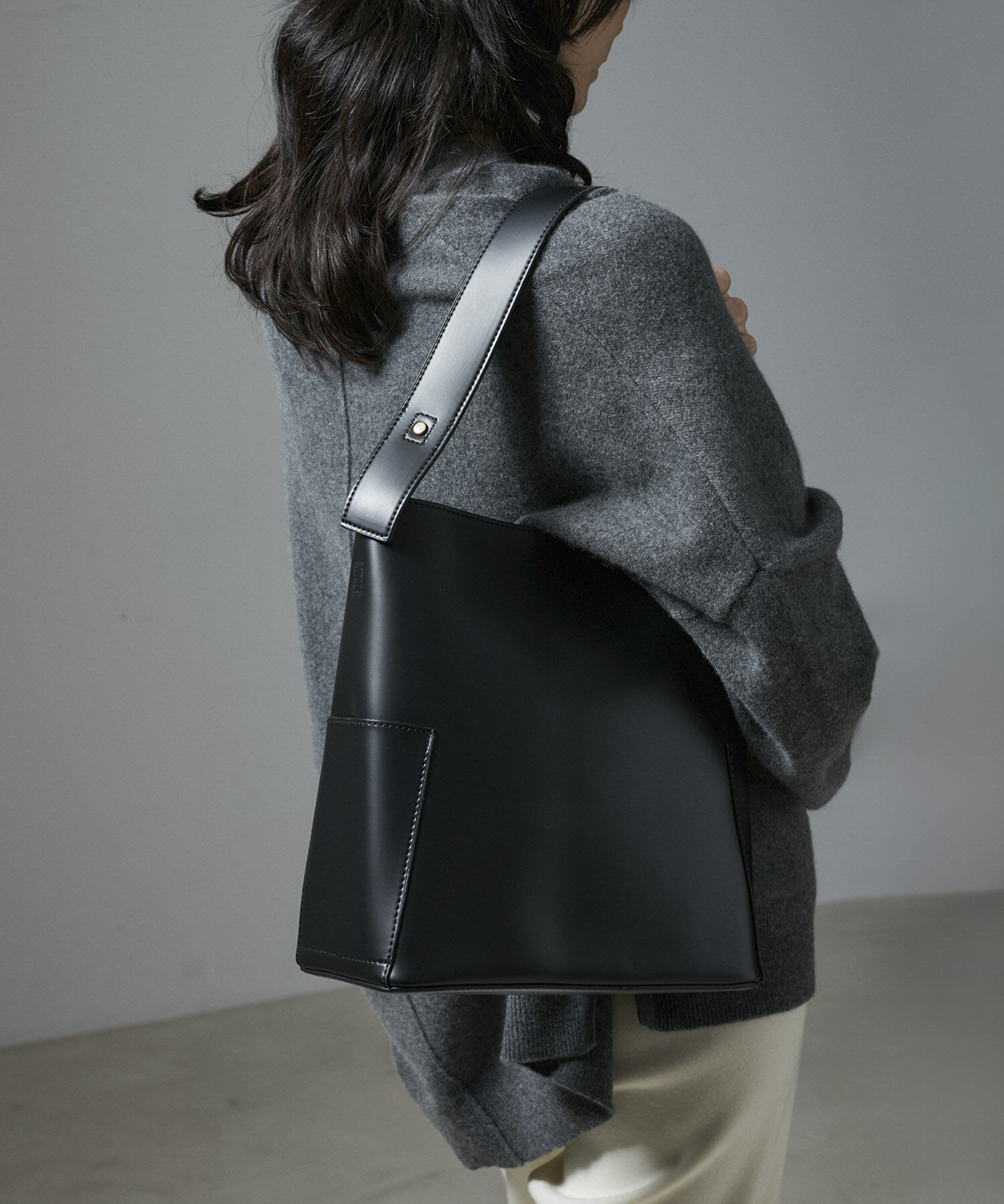 SALON adam et rope'「[ご好評につき追加決定]【WEB限定】ダブルポケットワンハンドルバッグ4」|トートバッグ|ブラック(01)