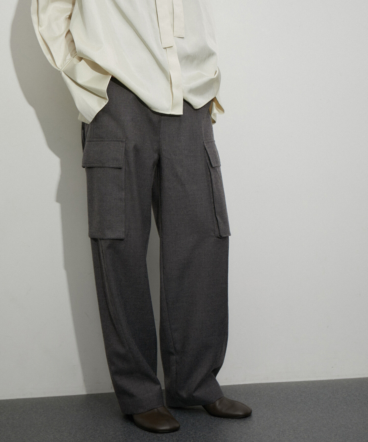 ADAM ET ROPE'「【サステナブル】ウーステッドカーゴパンツ」|カーゴ|チャコール(06)