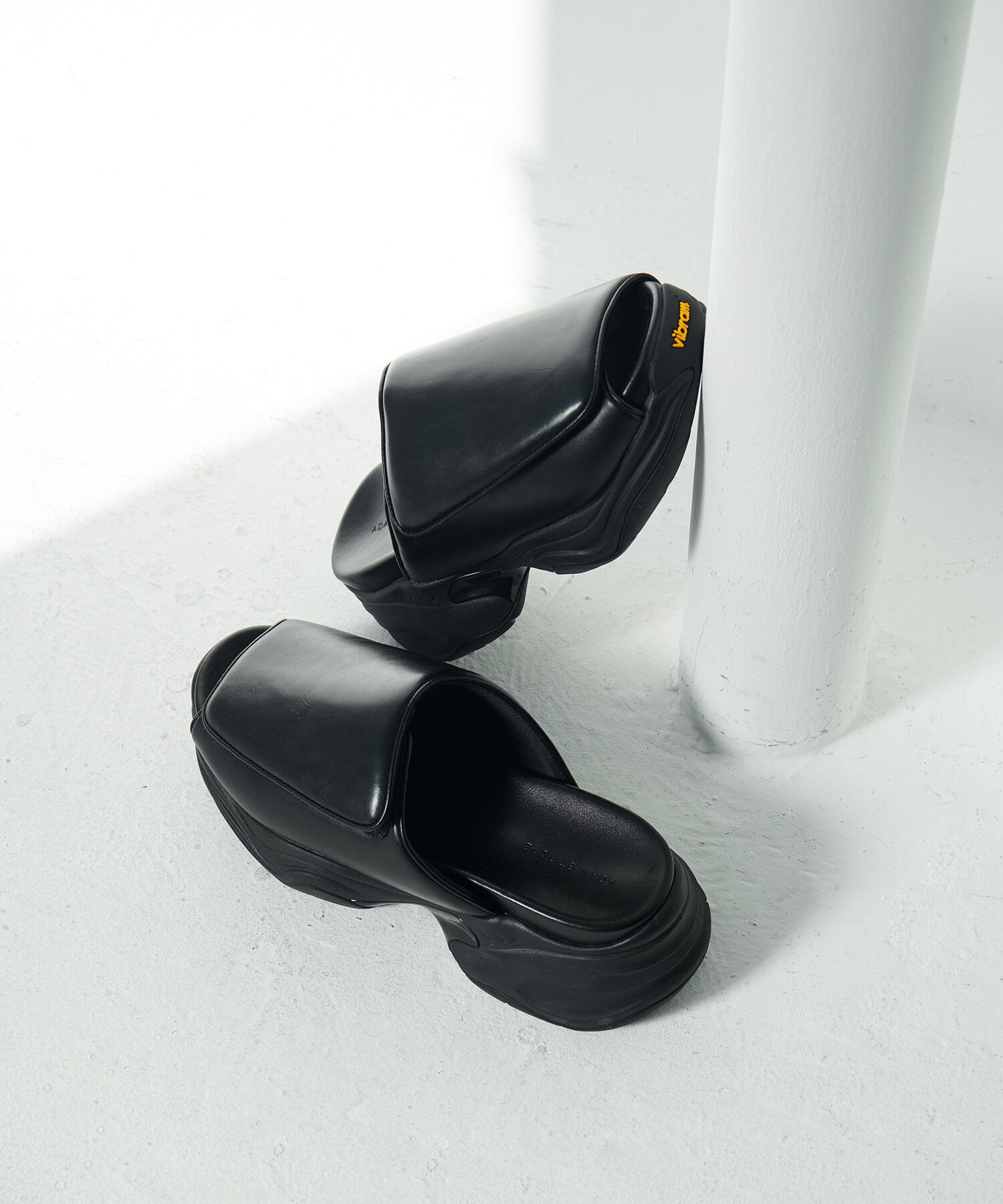 ADAM ET ROPE'「Vibramパデッドサンダル」|サンダル|ブラック(01)