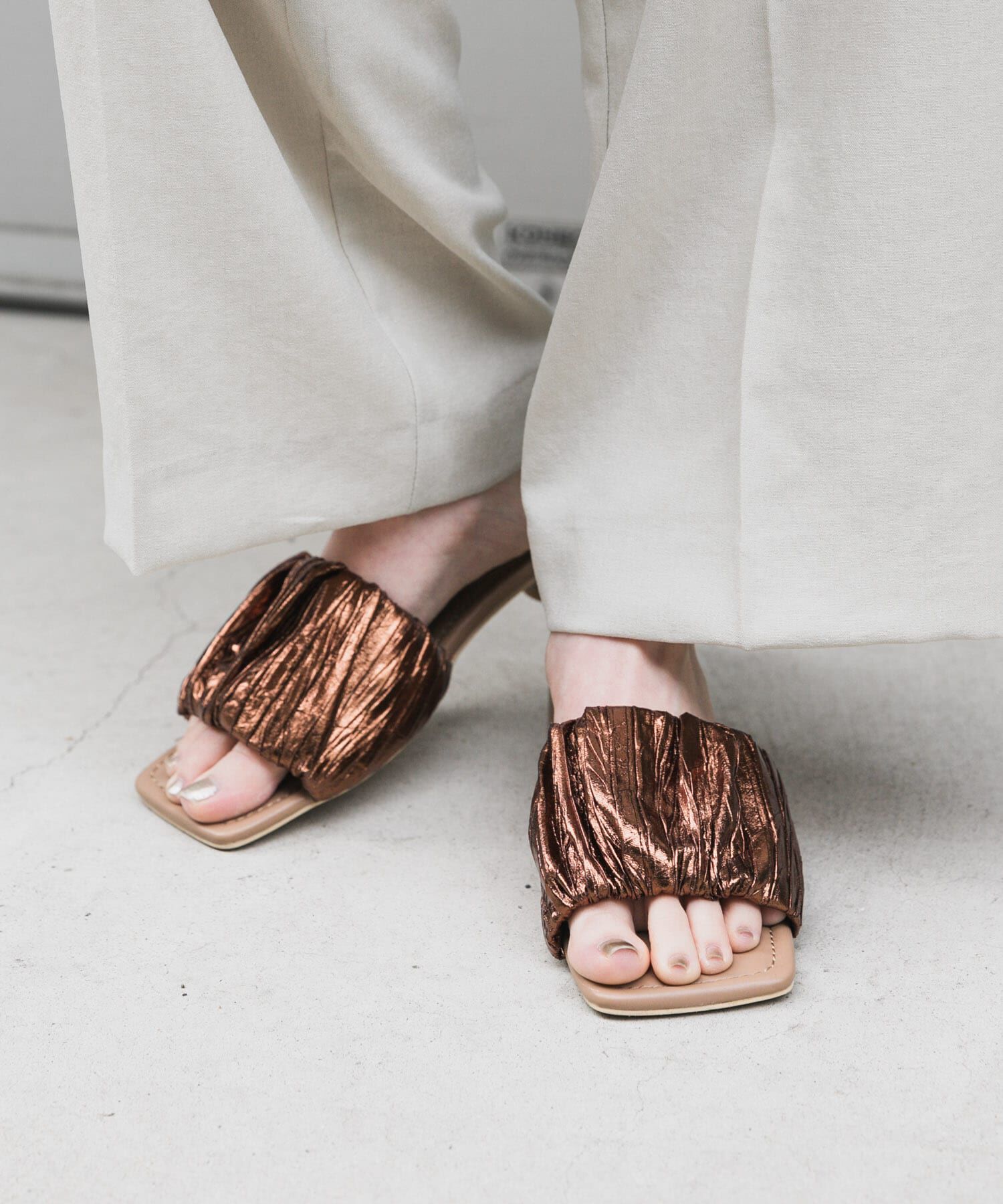 SENSE OF PLACE by URBAN RESEARCH「スクエアトゥメタリックギャザーサンダル」|サンダル|ブラウン