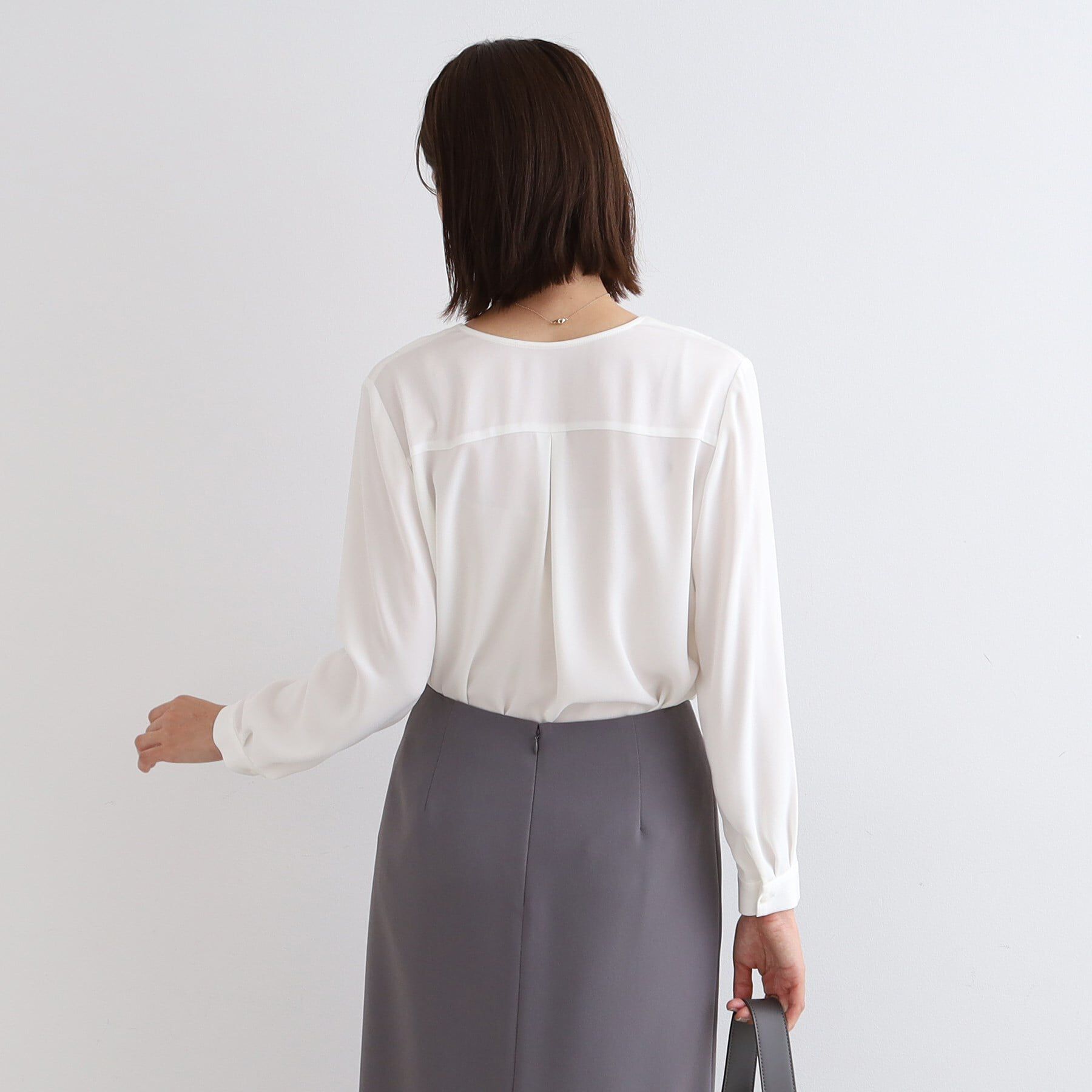 INDIVI「【通勤に最適／Vネック】タックデザインブラウス」|シャツ・ブラウス|