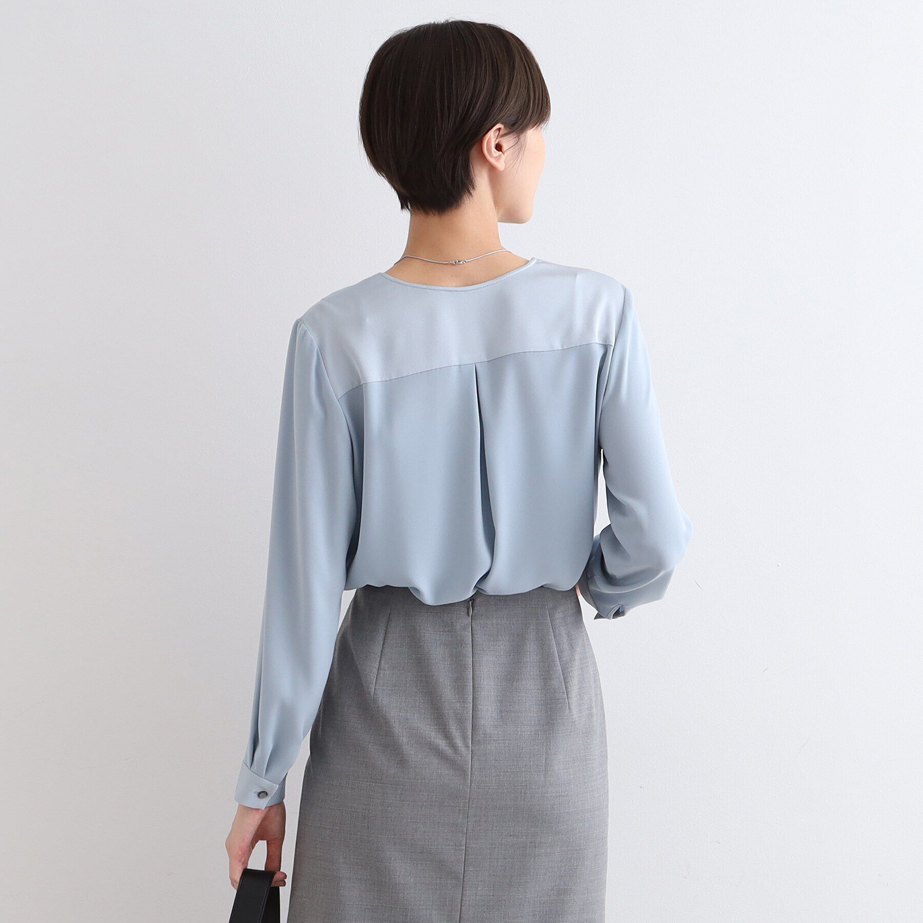 INDIVI「【通勤に最適／Vネック】タックデザインブラウス」|シャツ・ブラウス|