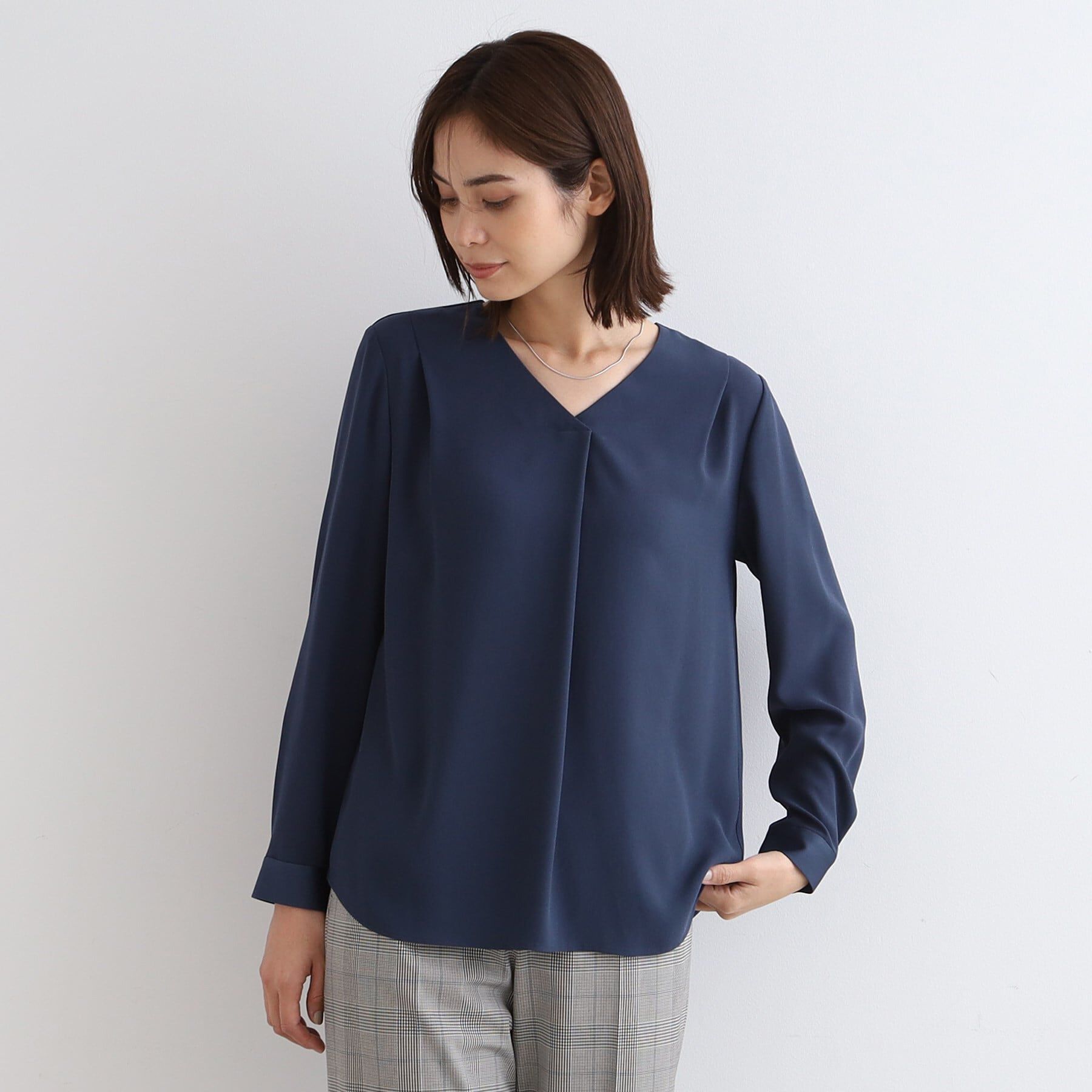 INDIVI「【通勤に最適／Vネック】タックデザインブラウス」|シャツ・ブラウス|ネイビー(093)