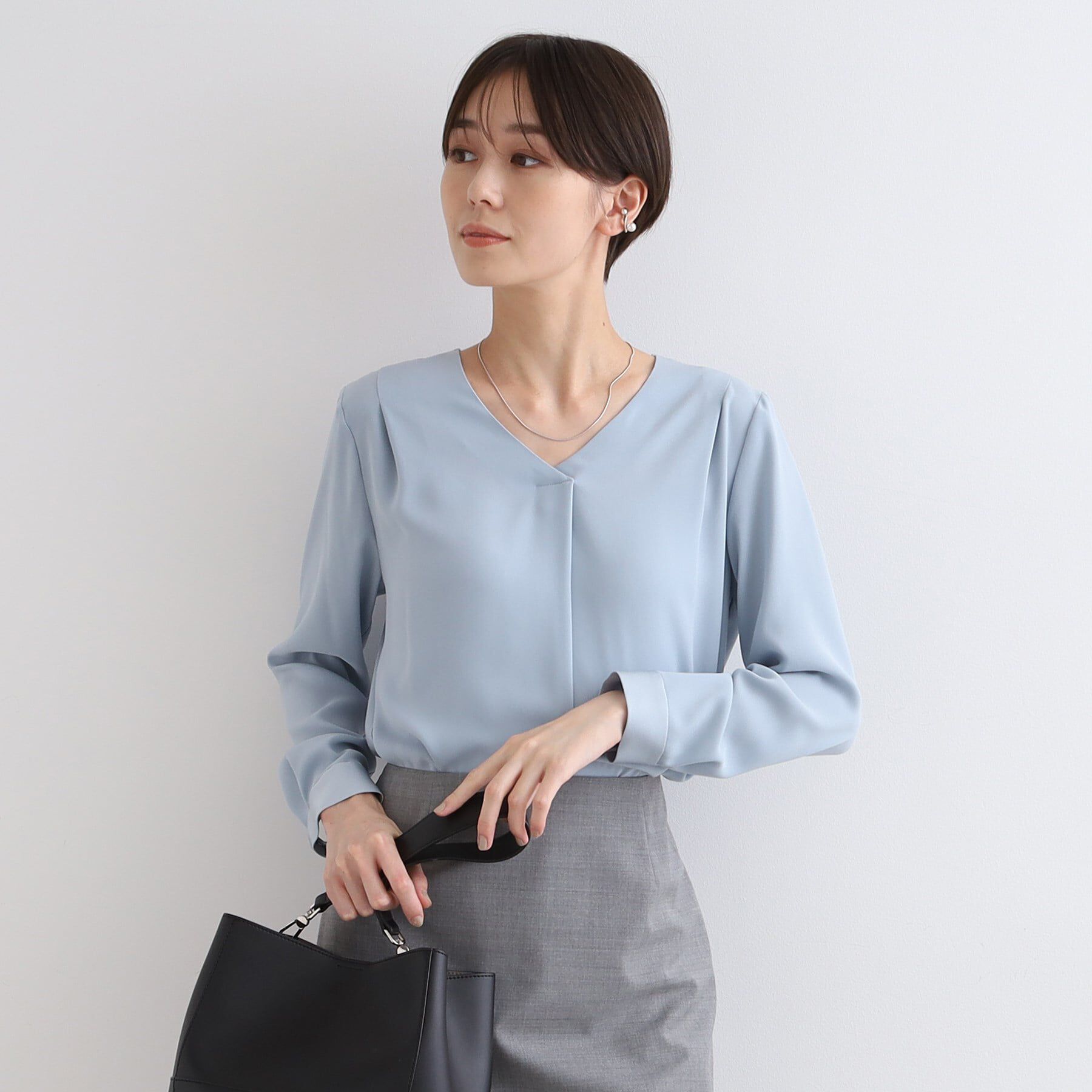 INDIVI「【通勤に最適／Vネック】タックデザインブラウス」|シャツ・ブラウス|サックス(690)