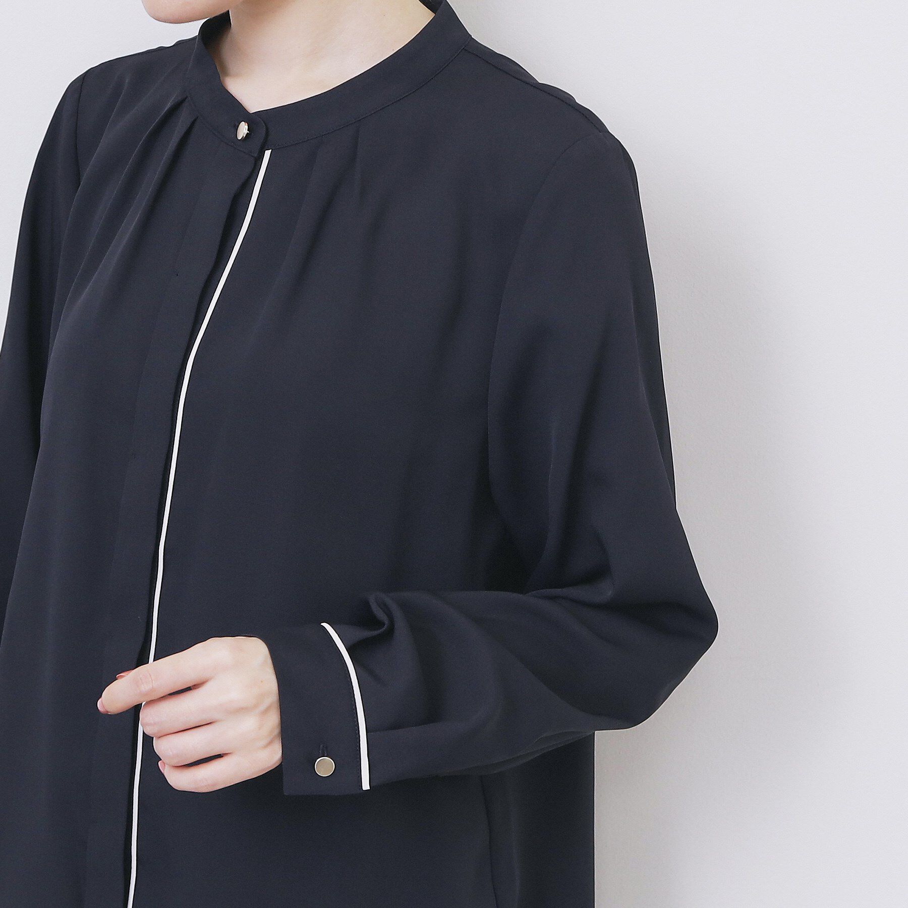 index「タックデザインバンドカラーブラウス【洗濯機OK】」|シャツ・ブラウス|