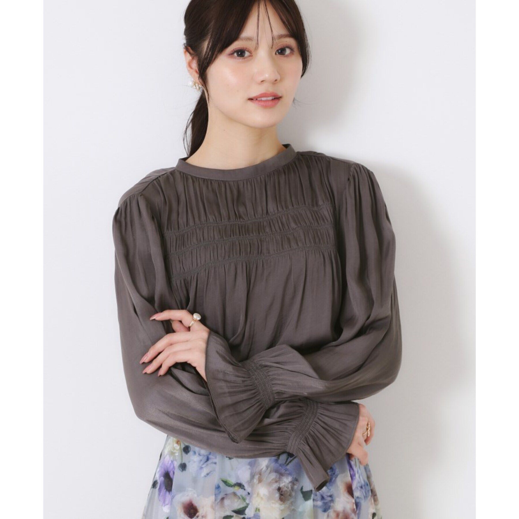 Couture broach「【通勤・大人可愛い】シャーリングギャザーブラウス」|シャツ・ブラウス|チャコールグレー(0