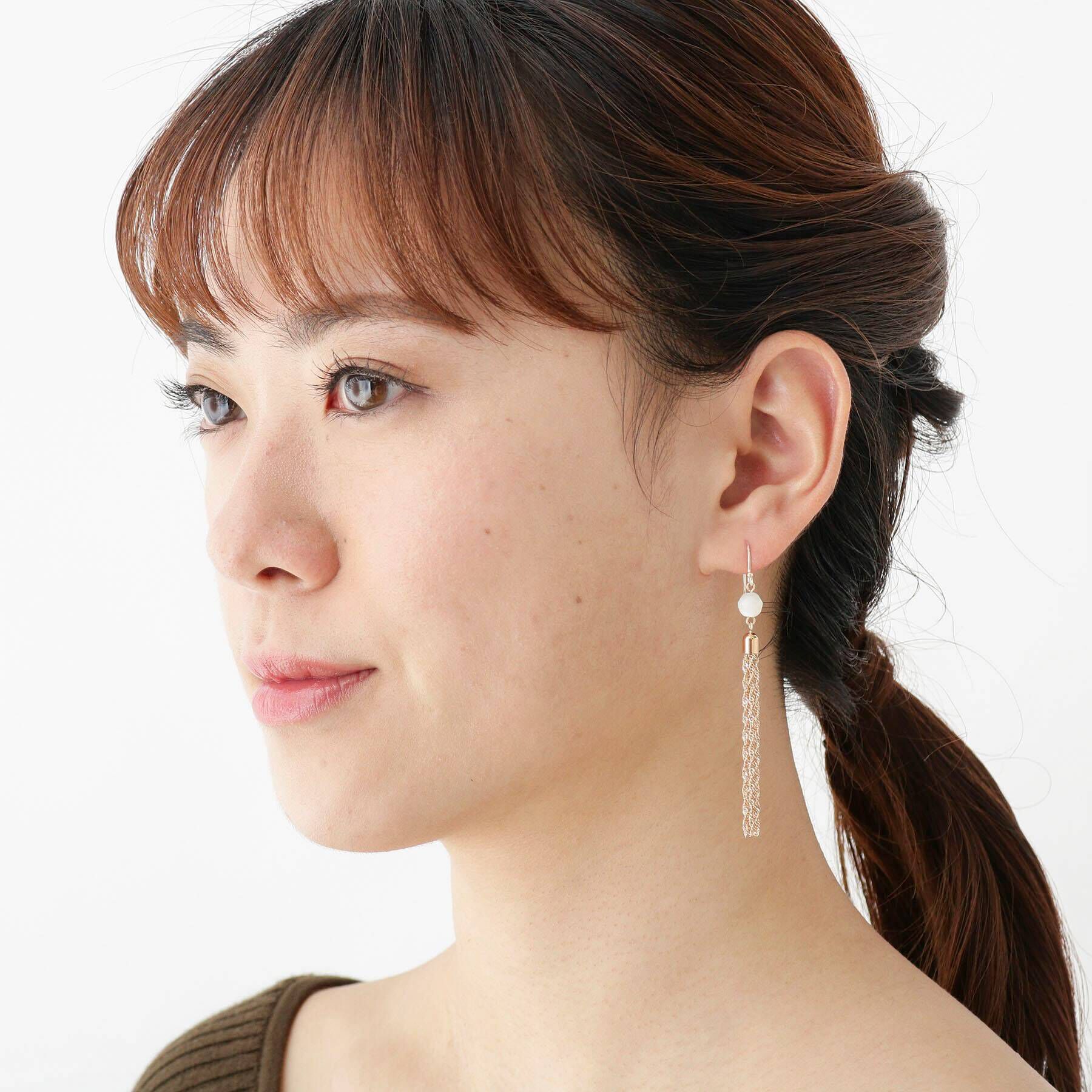 COCOSHNIK「K10マザーオブパール タッセル　フックピアス」|ピアス|