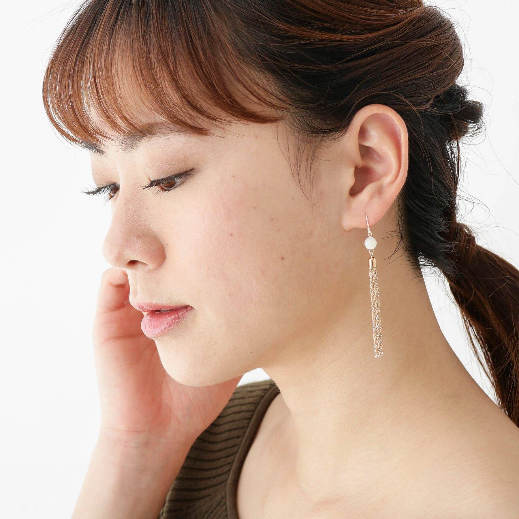 COCOSHNIK「K10マザーオブパール タッセル　フックピアス」|ピアス|