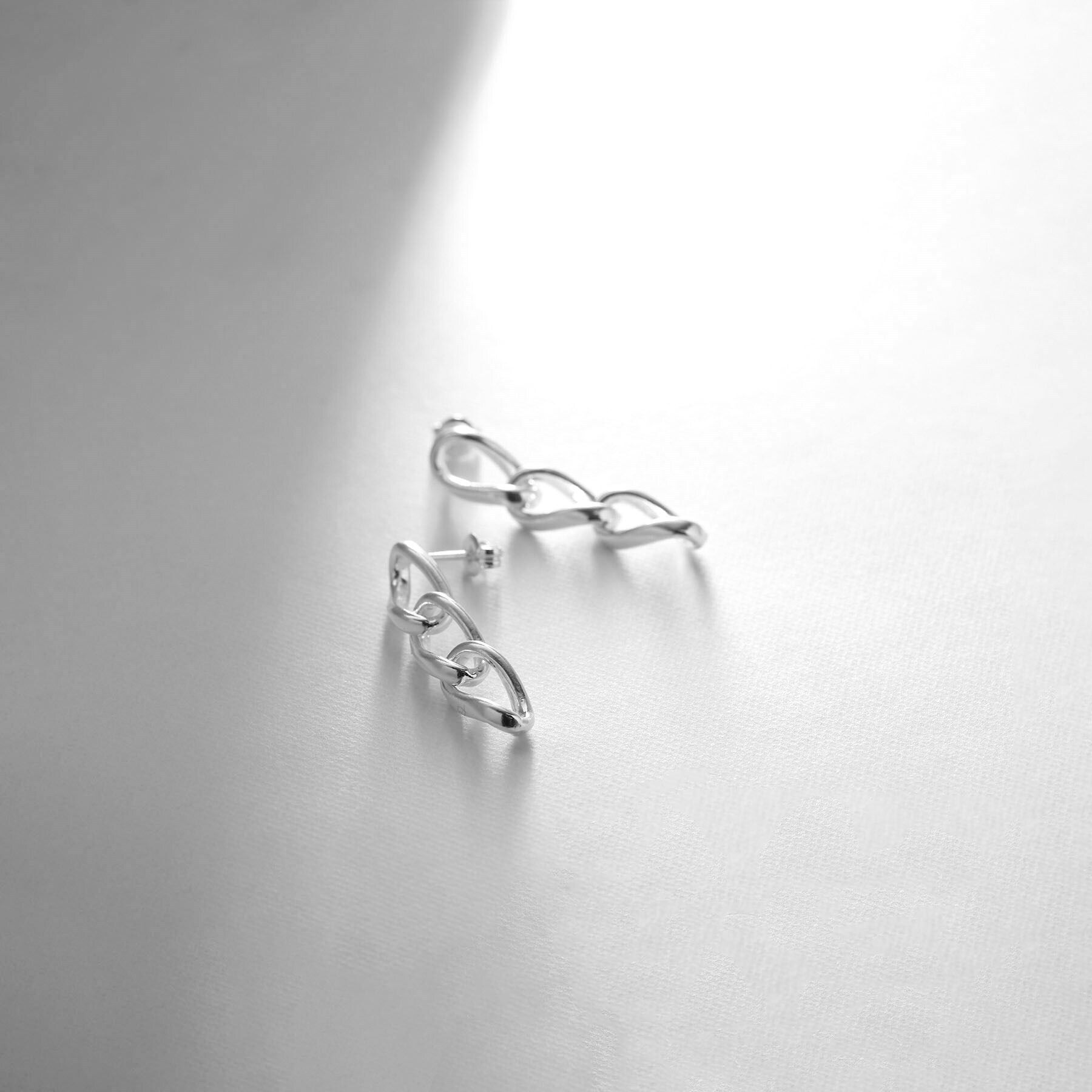 COCOSHNIK ONKITSCH「シルバー カーブチェーン ストレートピアス」|ピアス|