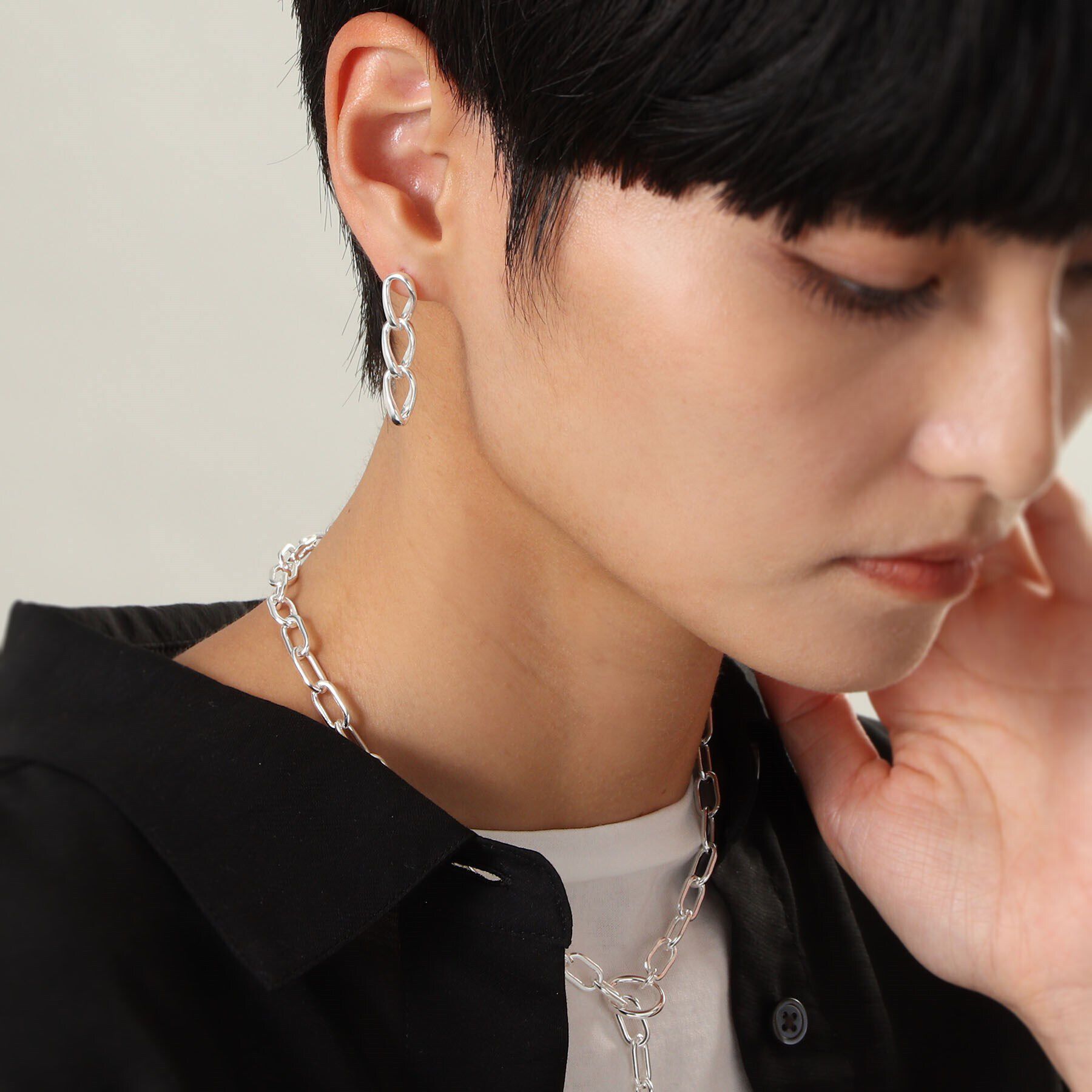 COCOSHNIK ONKITSCH「シルバー カーブチェーン ストレートピアス」|ピアス|