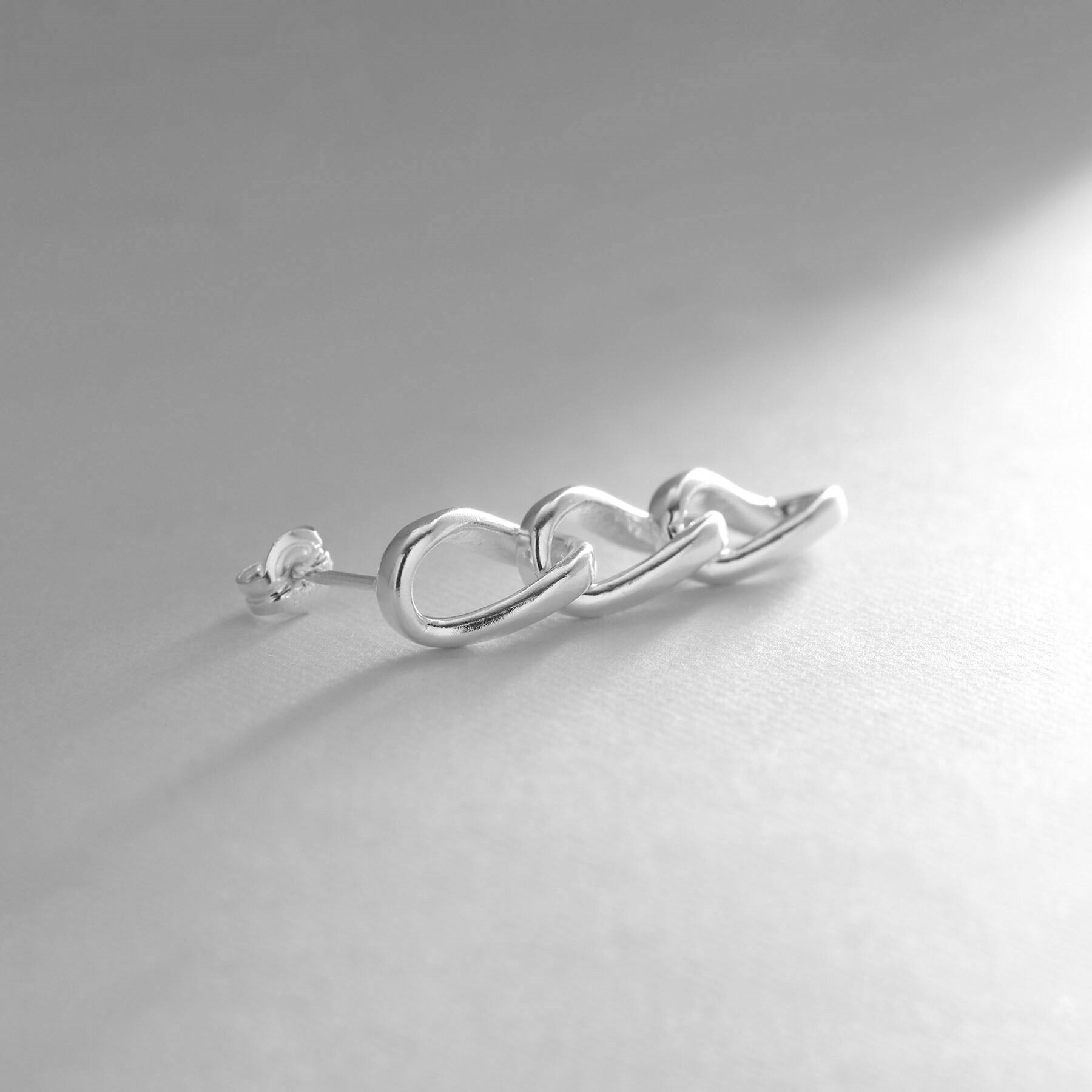 COCOSHNIK ONKITSCH「シルバー カーブチェーン ストレートピアス」|ピアス|