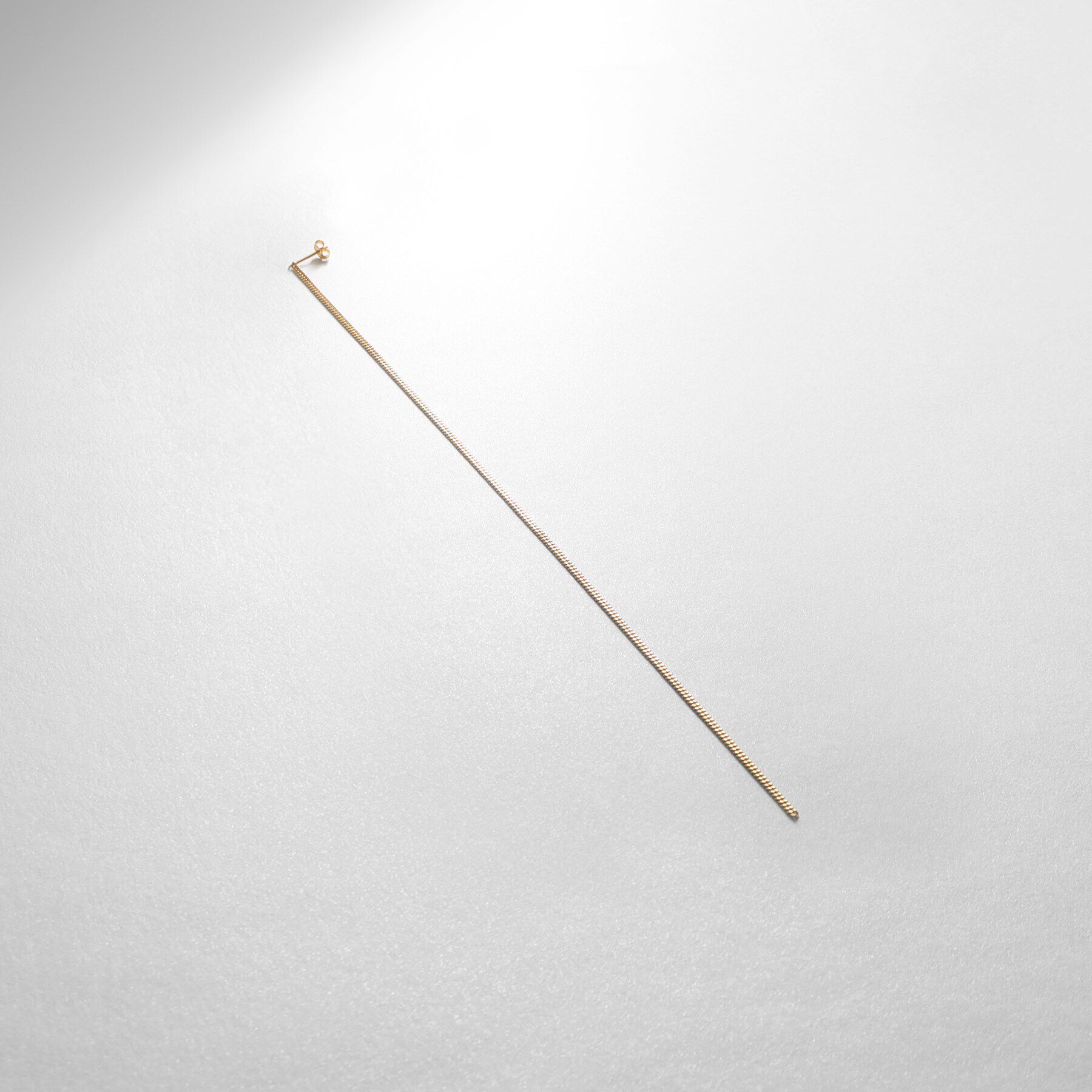 COCOSHNIK ONKITSCH「シルバー チェーンピアス フラットカーブロング（片耳用） GP」|ピアス|