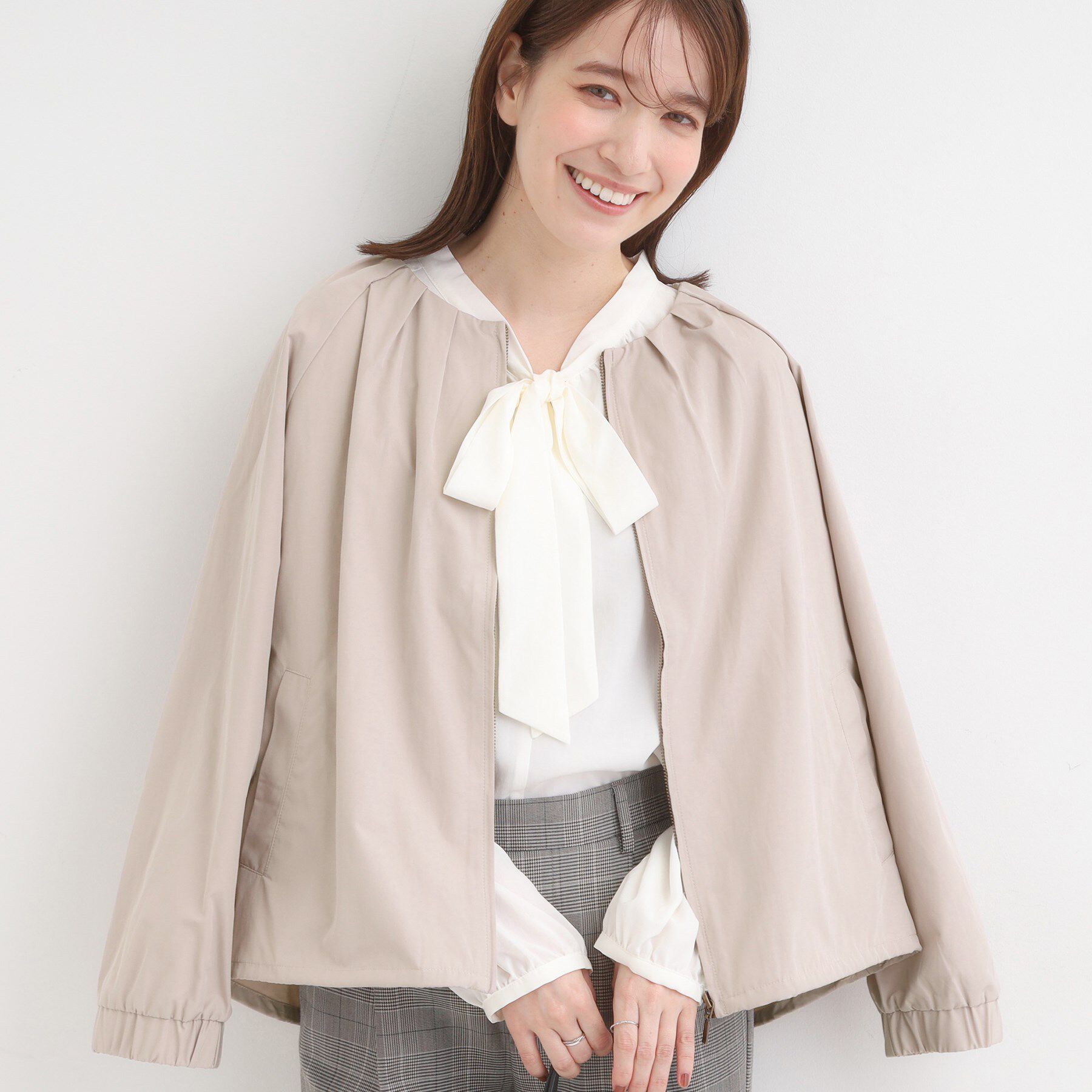 SHOO･LA･RUE「【S-LL】タック使いがこなれ見え ノーカラーブルゾン」|ブルゾン・スタジャン|グレージュ(050)