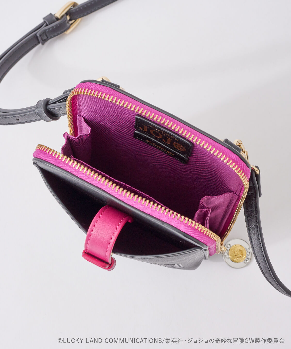 Samantha Vega「ｱﾆﾒ｢ｼﾞｮｼﾞｮの奇妙な冒険 黄金の風｣ｺﾗﾎﾞ ｽﾏｰﾄﾌｫﾝ  」|ショルダー・メッセンジャー|