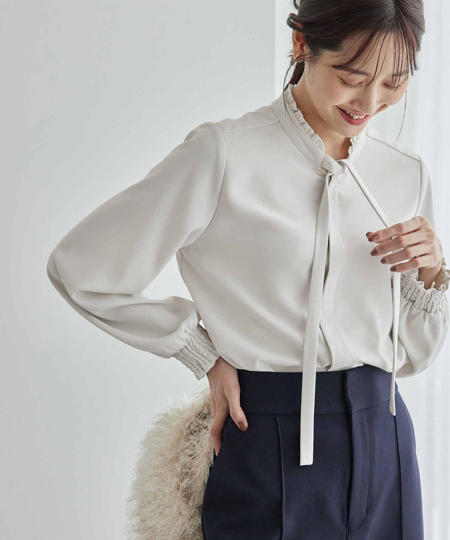 Rope&rsquo;Picnic「フリルバンドカラーリボンタイブラウス」|シャツ・ブラウス|ライトグレー(08)