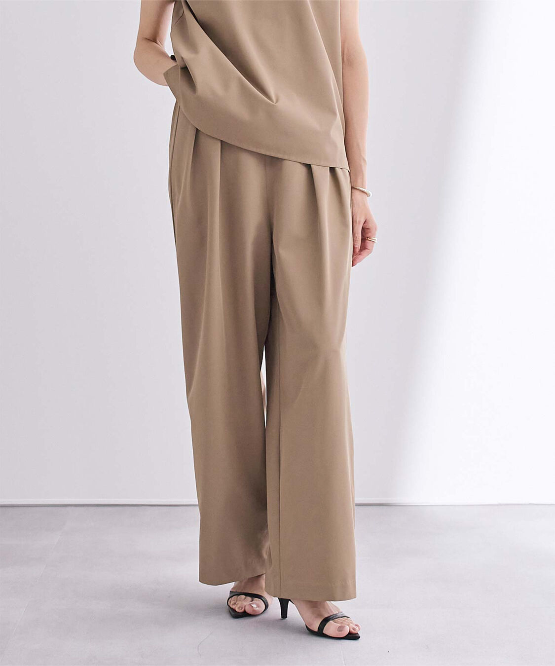 ur's「撥水ウエストゴムツータックワイドパンツ」|スラックス|ベージュ