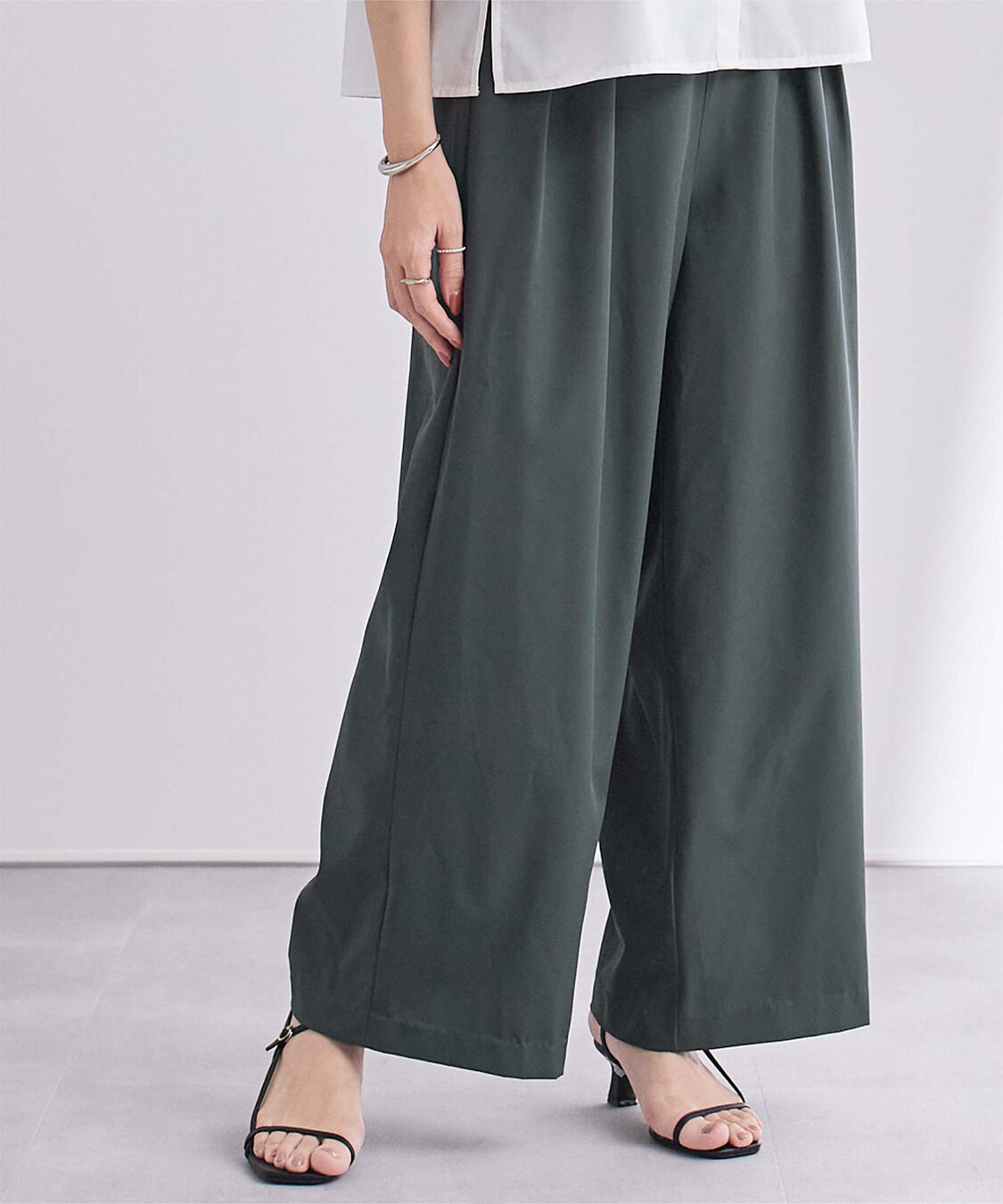 ur's「撥水ウエストゴムツータックワイドパンツ」|スラックス|チャコール