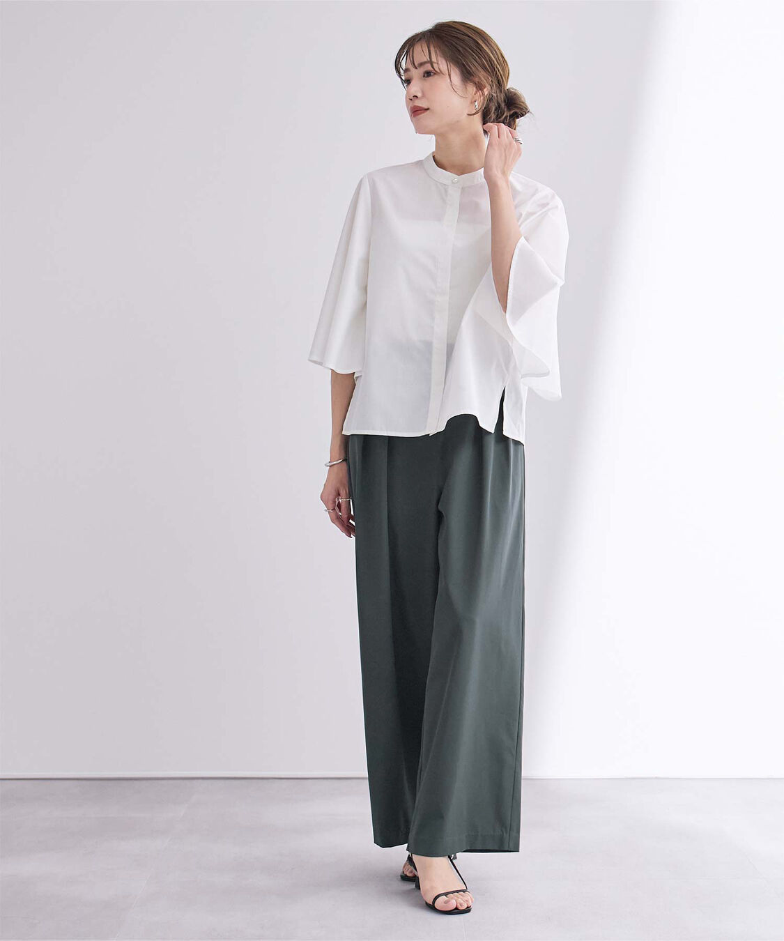 ur's「撥水ウエストゴムツータックワイドパンツ」|スラックス|